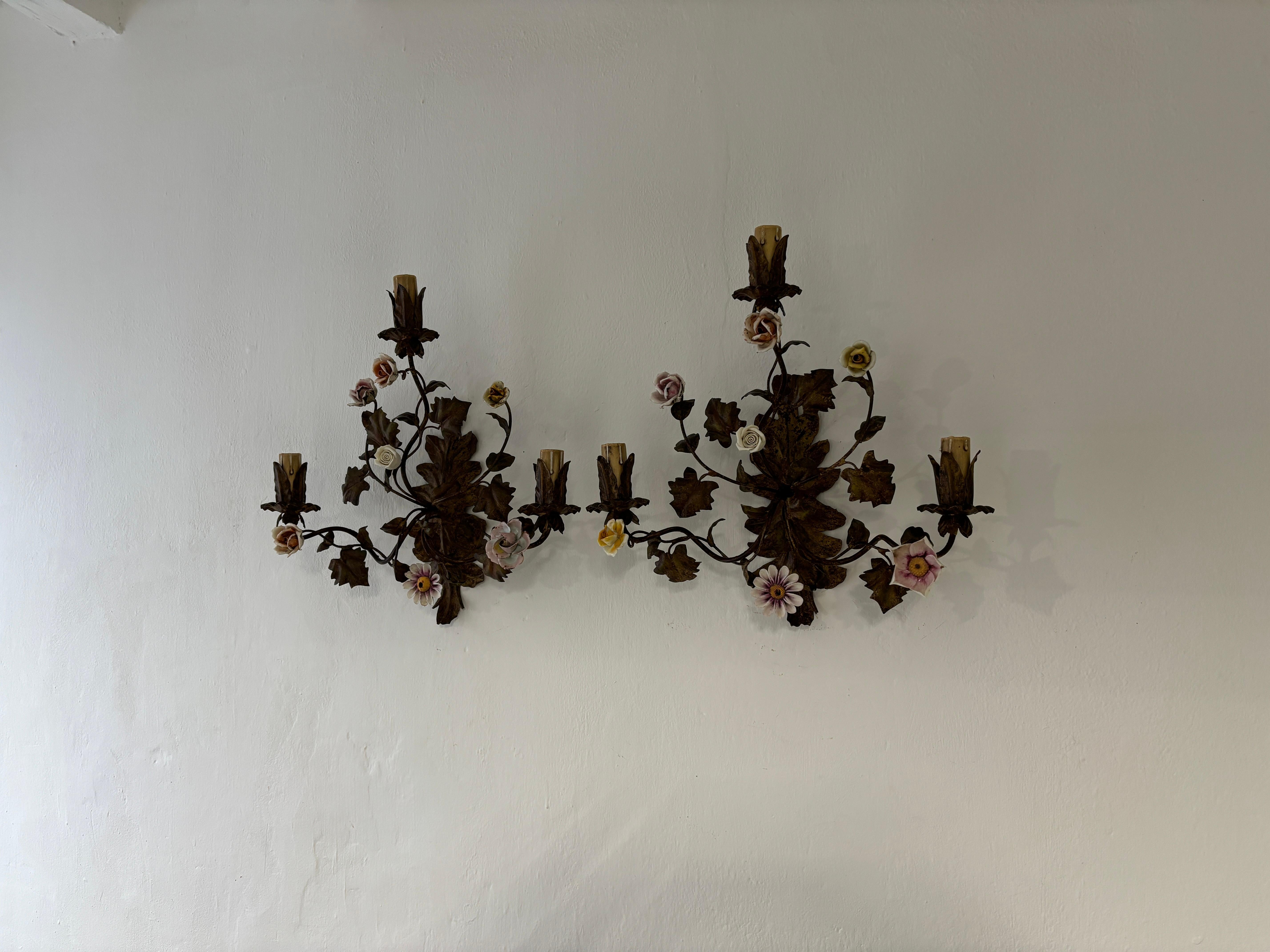 19th Century Big Italian Tole and Porcelain Flowers Polychrome Sconces In Good Condition For Sale In Firenze, Toscana