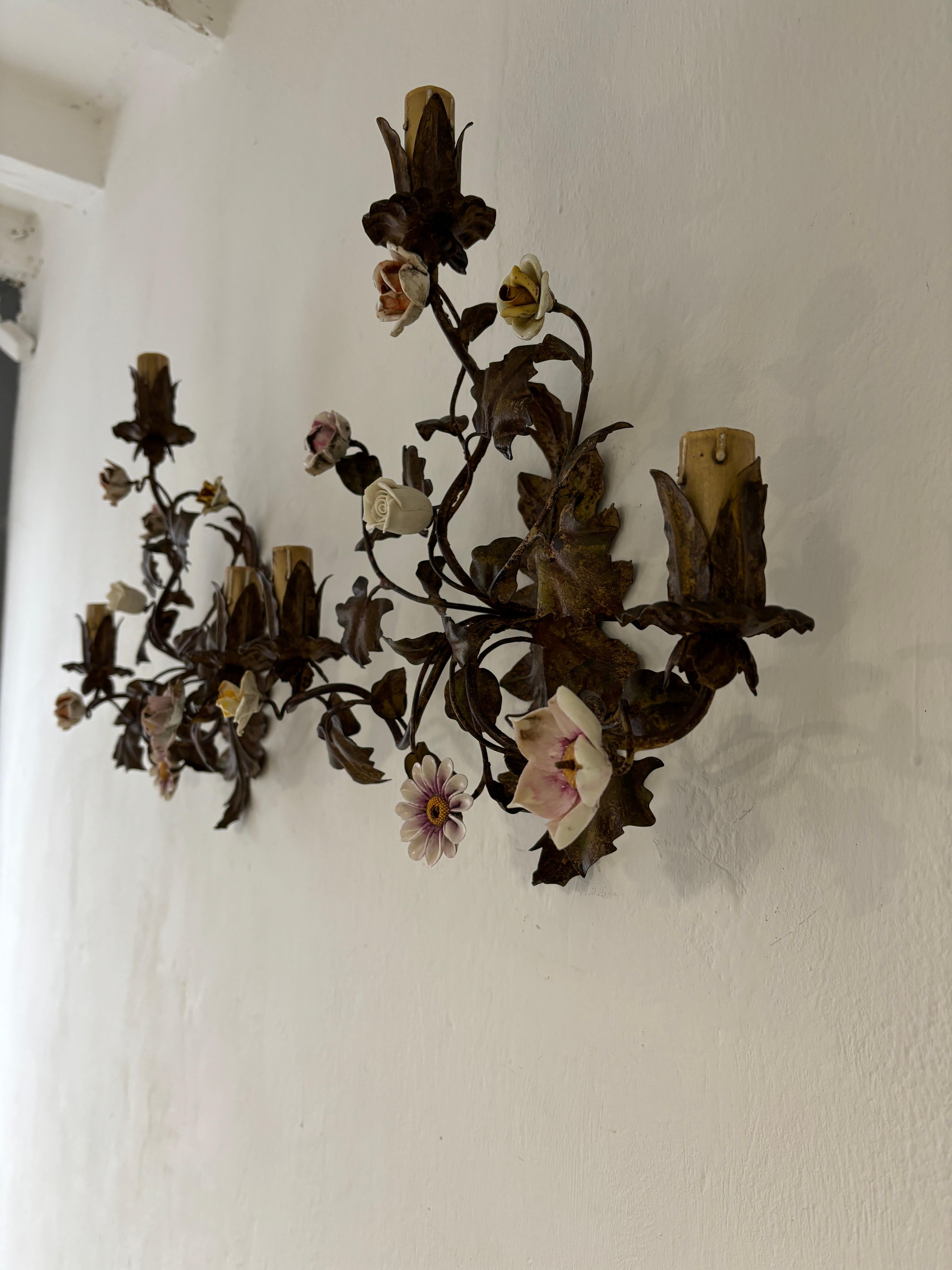 19th Century Big Italian Tole and Porcelain Flowers Polychrome Sconces For Sale 3