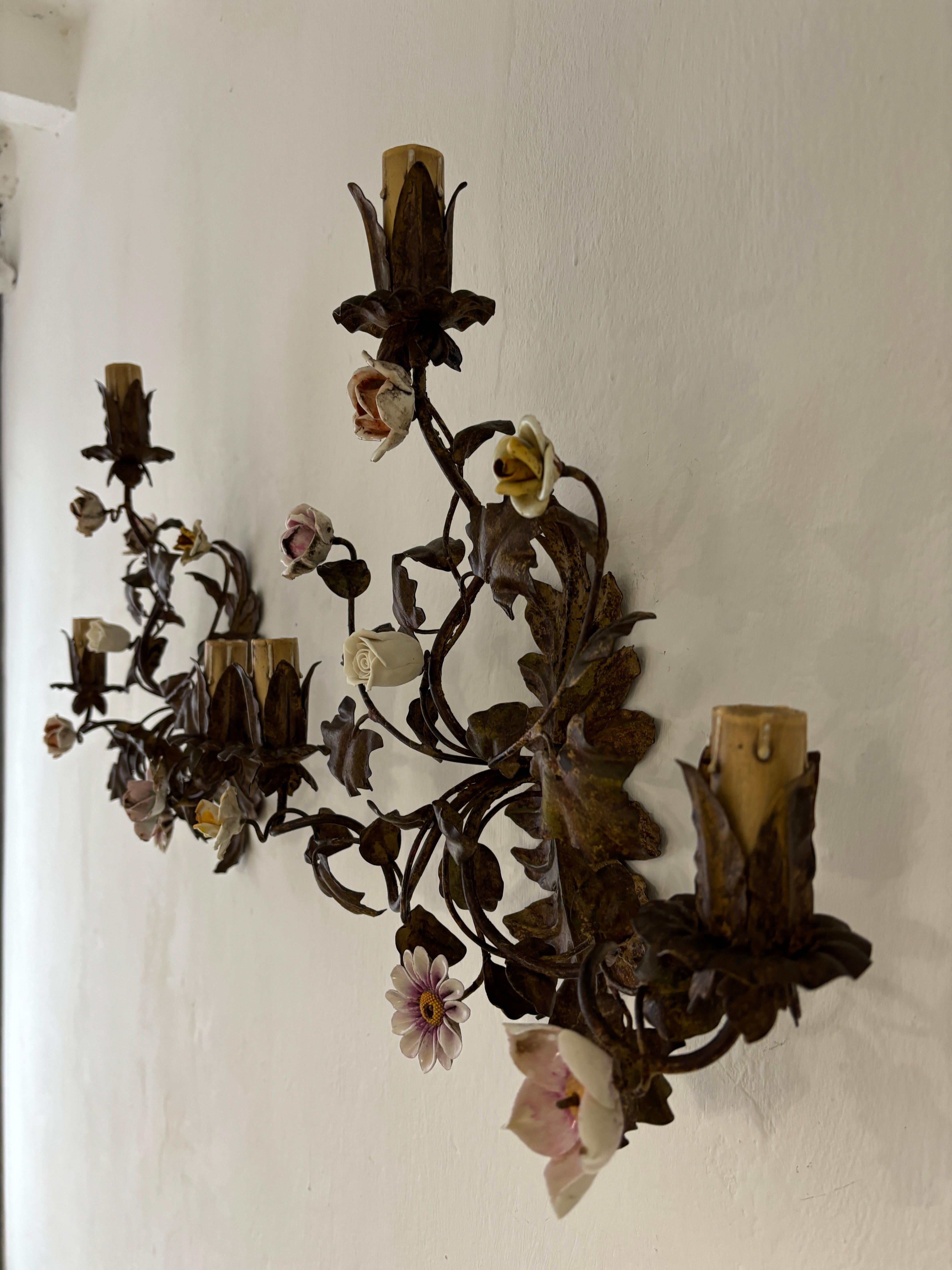 19th Century Big Italian Tole and Porcelain Flowers Polychrome Sconces For Sale 4