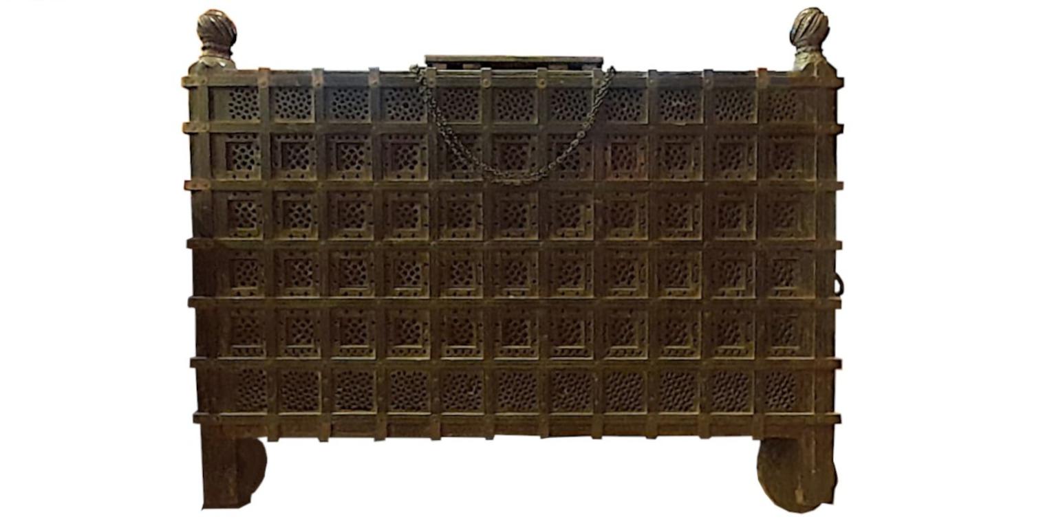 Rare coffre, coffre de trousseau de mariage, oriental (indien) des années 1800, de dimensions importantes, avec ouverture sur la base supérieure et grandes serrures.

Le bois est sculpté et doté d'ouvertures respirantes de chaque côté, et les 4