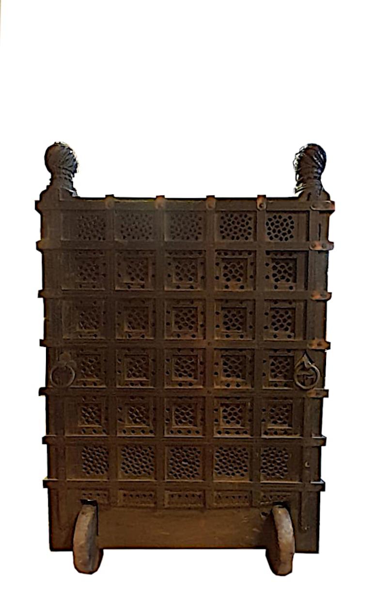 19. Jahrhundert Große seltene orientalische Kiste, Treasure Chest, Hochzeitstrousseau (Handgeschnitzt) im Angebot