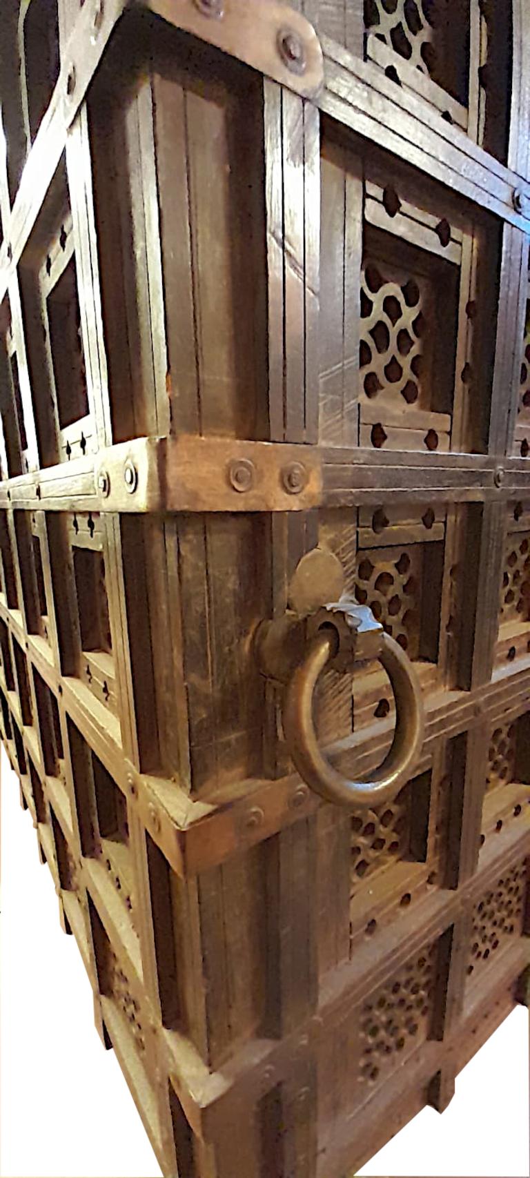 19. Jahrhundert Große seltene orientalische Kiste, Treasure Chest, Hochzeitstrousseau (Metall) im Angebot