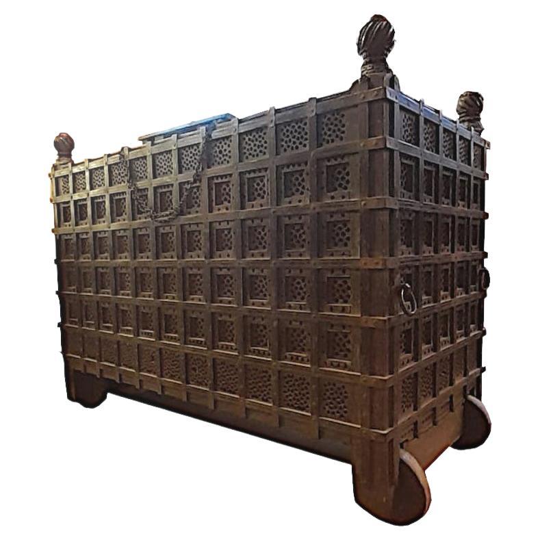 Grand coffre oriental rare du 19e siècle, coffre à trésor, trousseau de mariage en vente