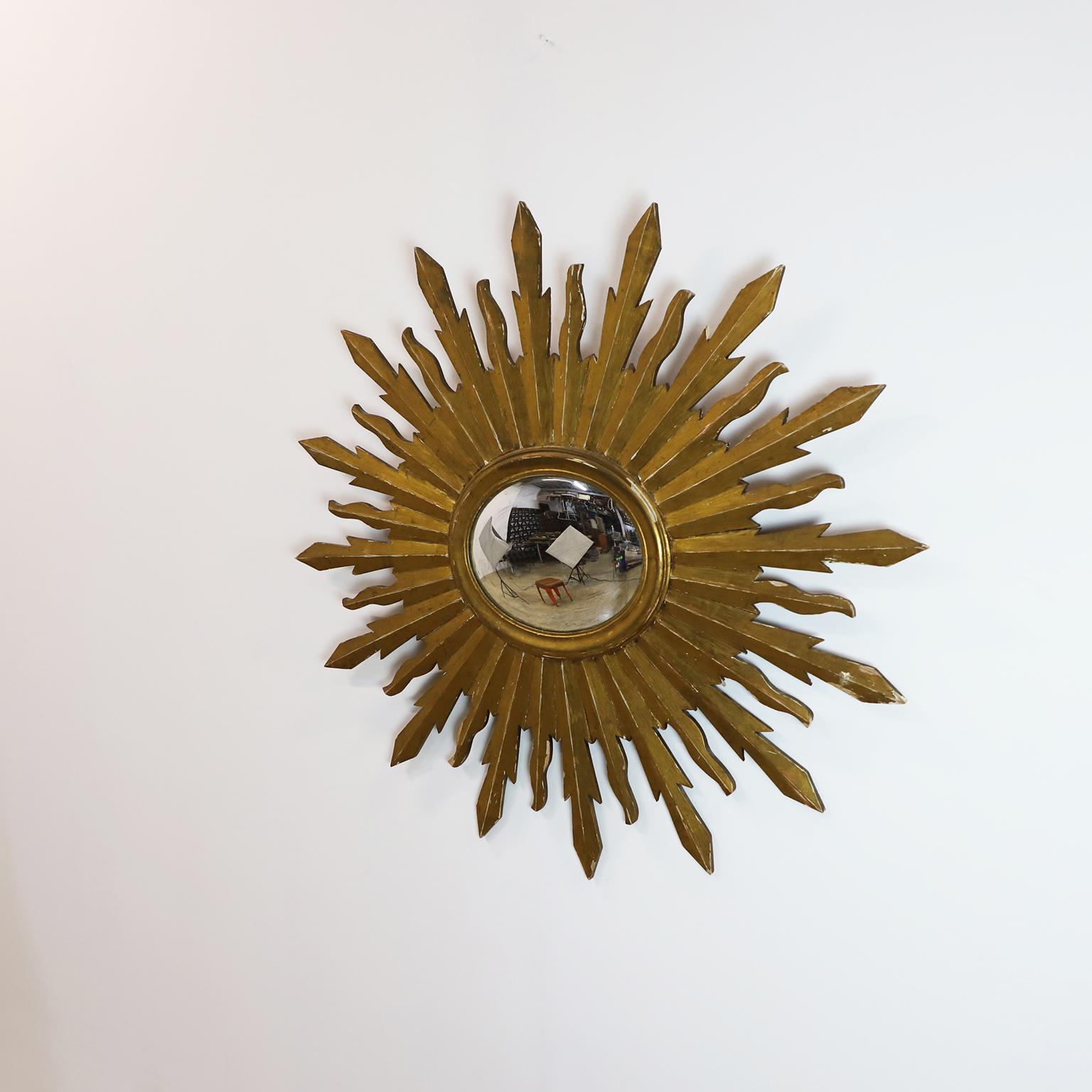 Specchio a raggiera in foglia d'oro del XIX secolo di grandi dimensioni. Ottime condizioni vintage, la forma dello specchio è concava.