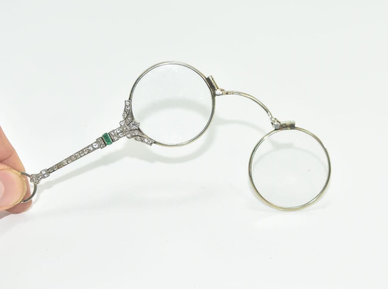 Binocular or hand-facing in brilliant white gold and emerald from the 19th century, no traces of goldsmith's hallmarks, yet the quality of the goldsmith's work is remarkable, work to be compared to the Maison Cartier or the Maison Fabergé, note that