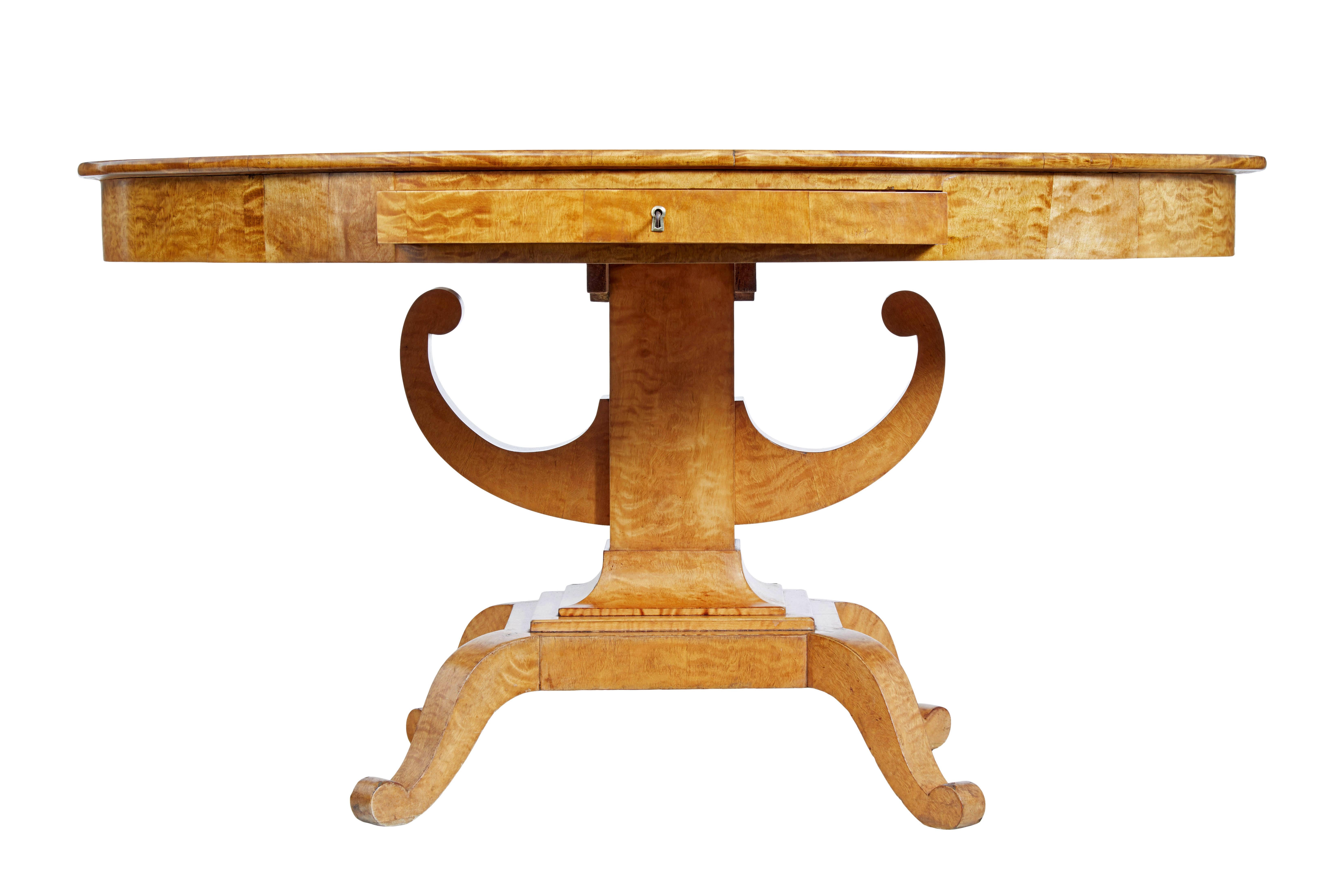 Suédois Table centrale ovale Empire en bouleau du 19e siècle en vente