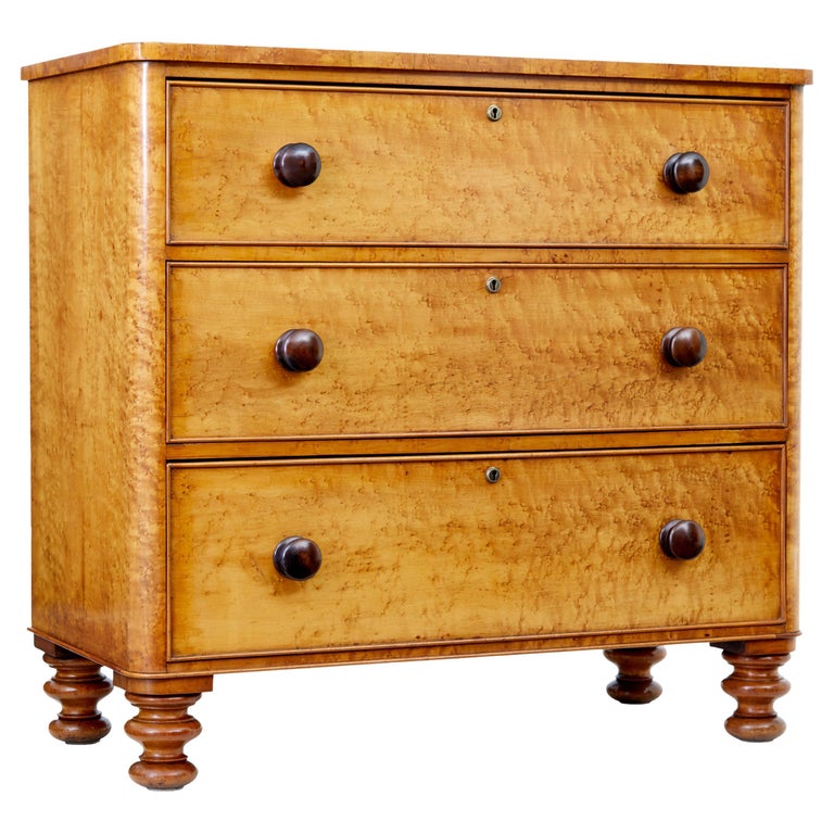 19th Century Bird'S-Eye Maple Chest of Drawers For Sale at 1stDibs