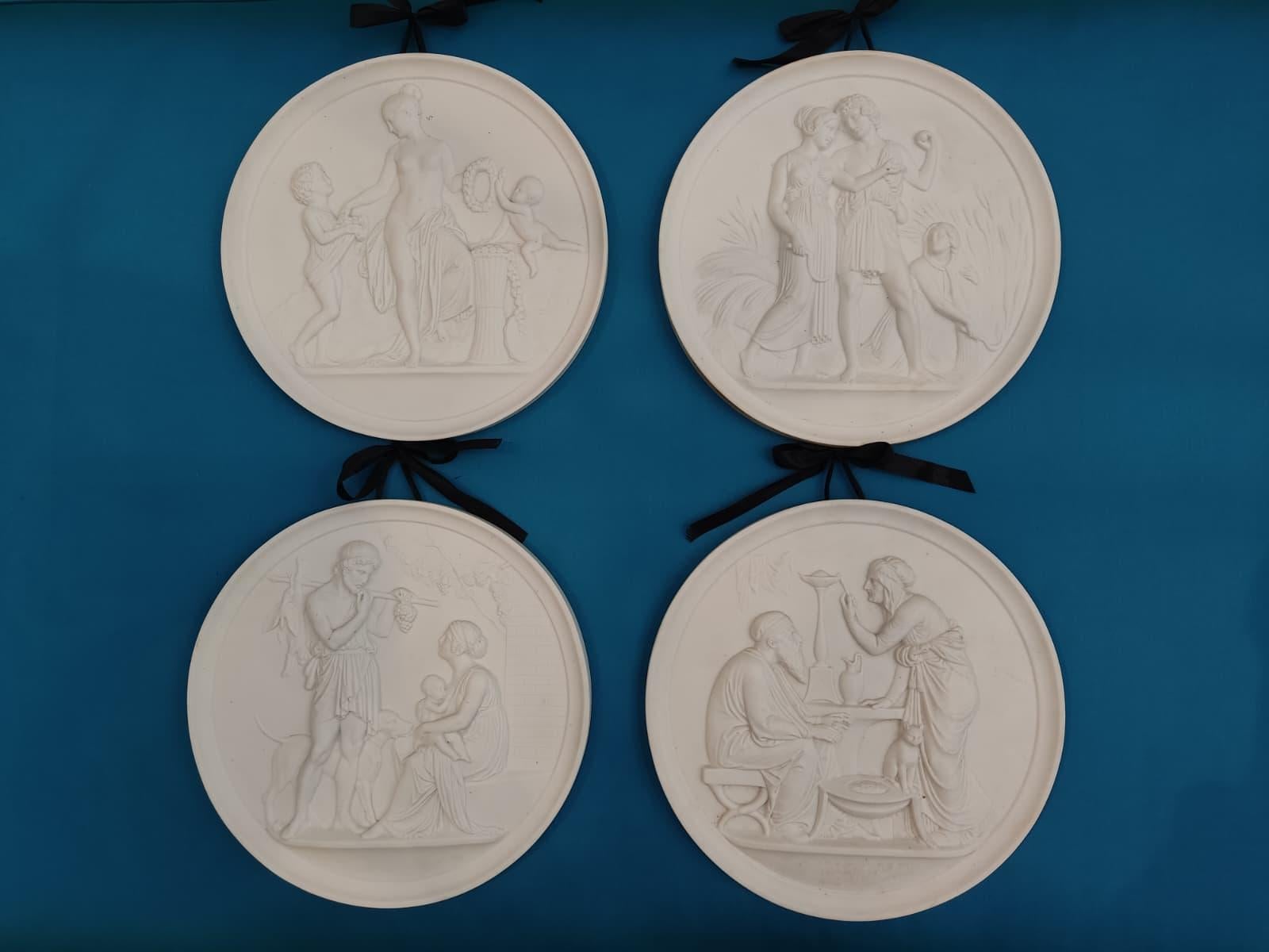 Fin du XIXe siècle, porcelaine biscuitée, Quatre saisons, d'après Bertel Thorvaldsen, par Bing & Gröndahl

 Depuis l'Antiquité, le cycle des quatre saisons a servi aux artistes de puissante métaphore des rythmes de la nature et de la progression de