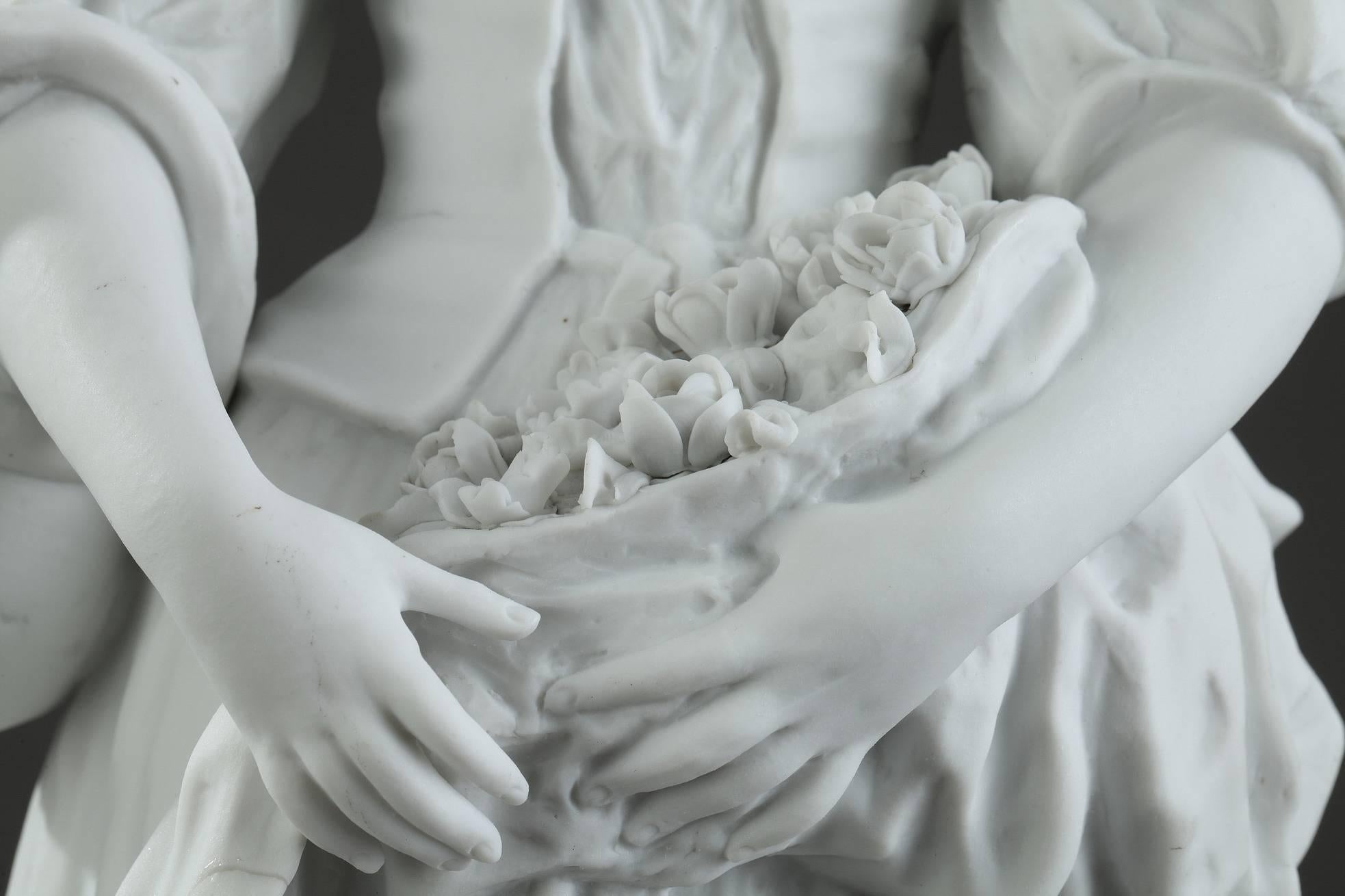 Français Statuette de jeune femme en biscuit avec fleurs, XIXe siècle en vente