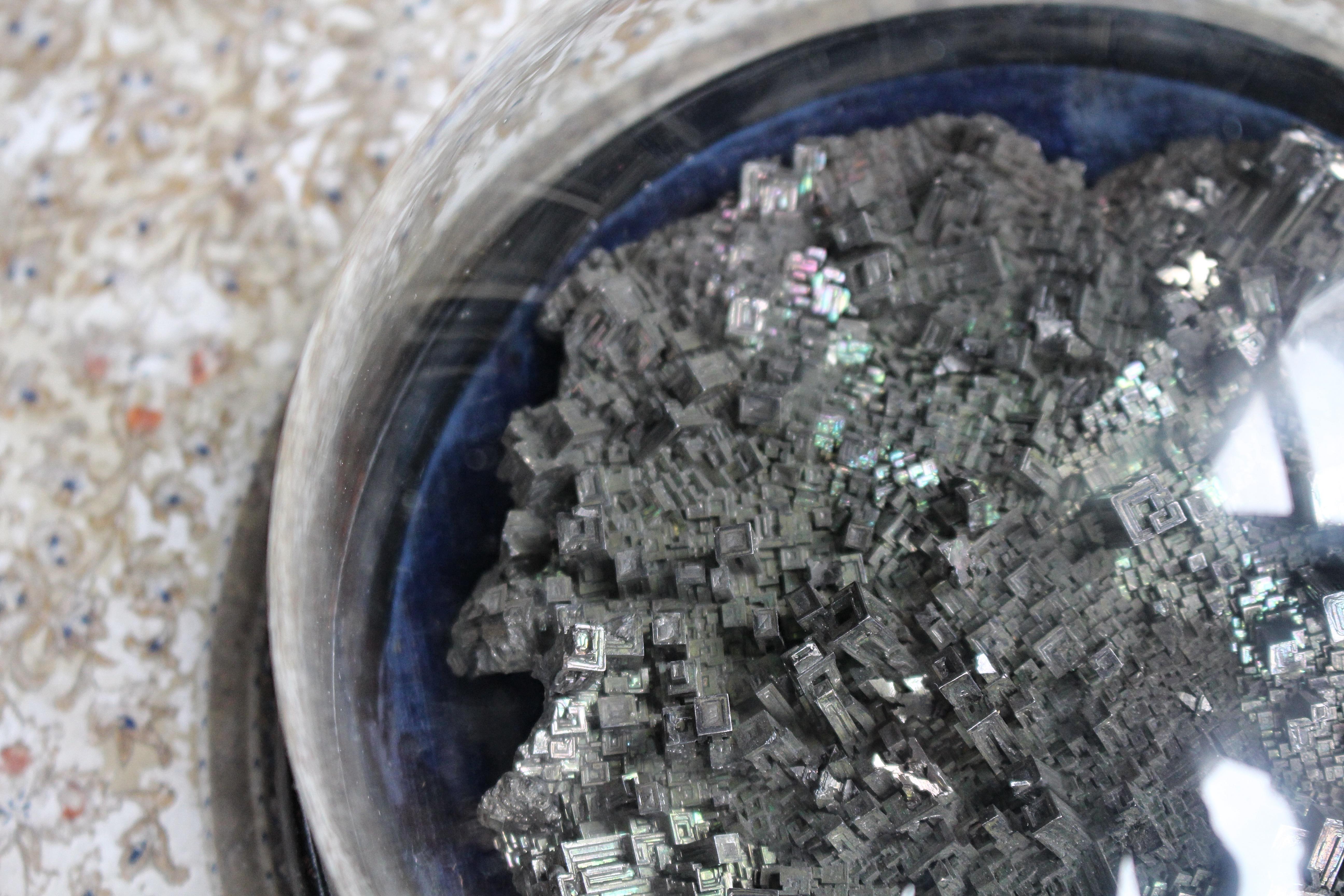 Fibre naturelle Bismuthinite minéral, spécimen d'histoire naturelle du 19ème siècle en vente