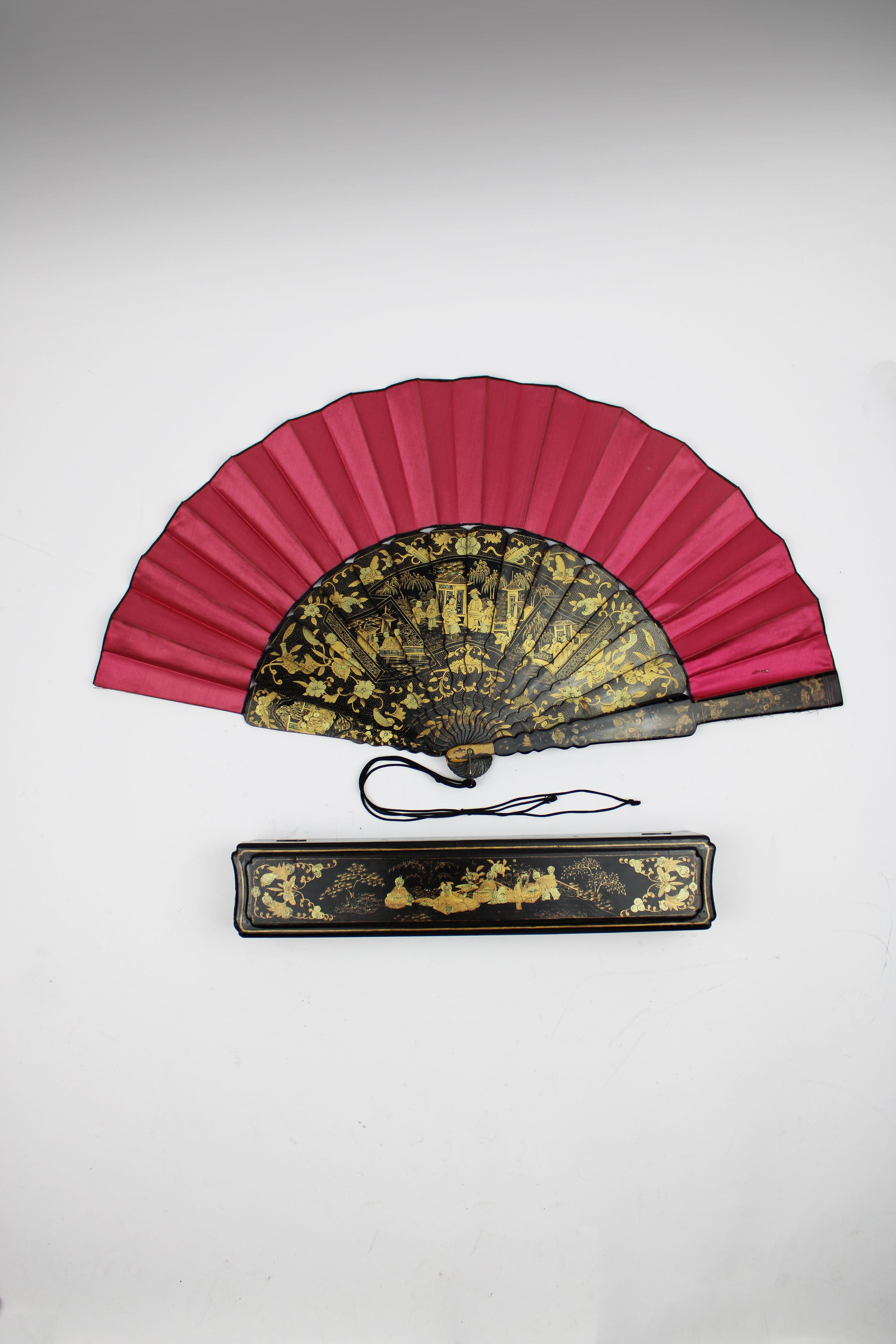 Este exquisito abanico brisé de doble cara del siglo XIX, de la dinastía Qing, es un notable ejemplo del arte chino de exportación, conservado en su caja original. El abanico está meticulosamente lacado en negro y dorado, y muestra una escena muy