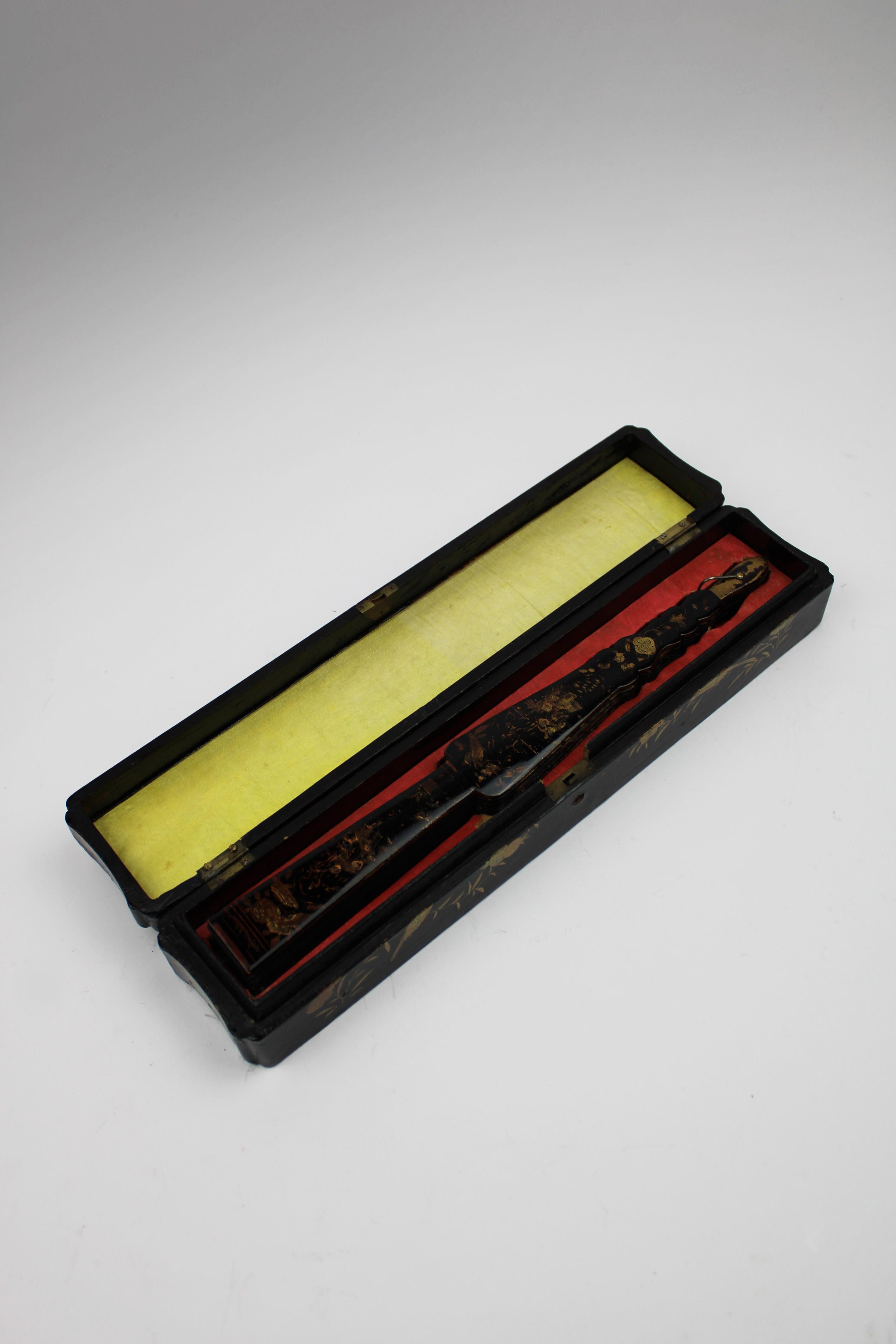 Abanico Brisé de Exportación Laca Negra y Dorada Siglo XIX Caja original China Qing en venta 1