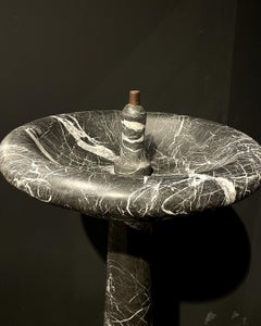 Fontana in marmo nero e grigio del XIX secolo