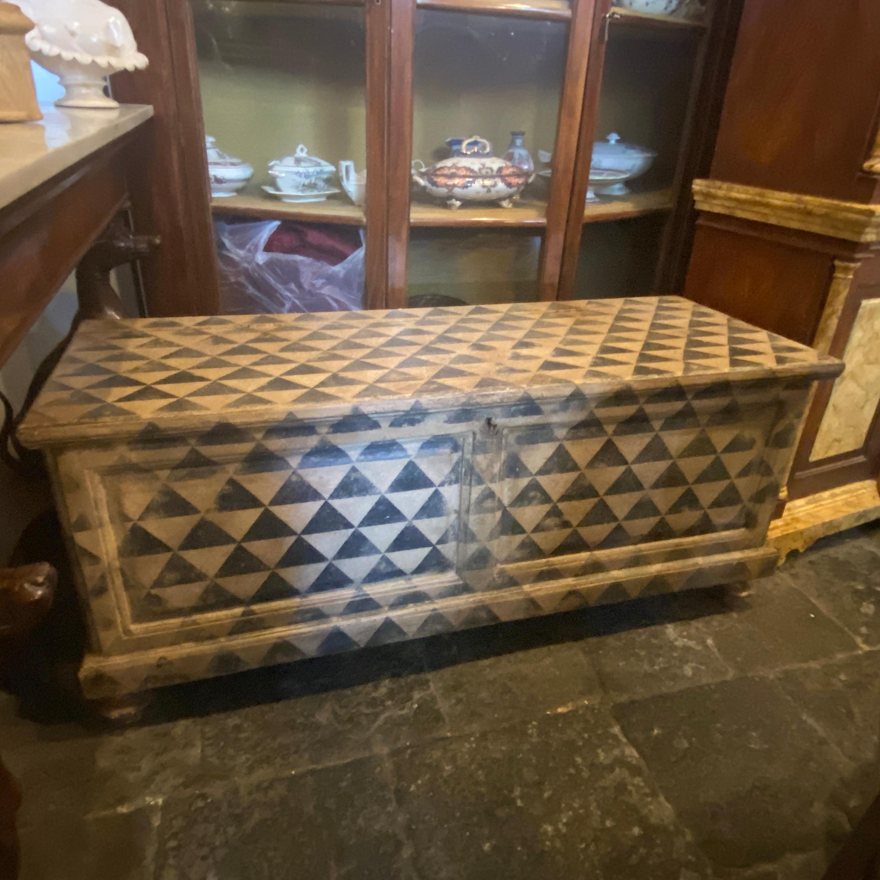A Tuscanian blanket chest manufactured in Italy in the late 19th century, it's in original conditions and it has normal signs of use and age. The inside part it's blue painted, the white and black decor depicts triangles and it's suitable for modern