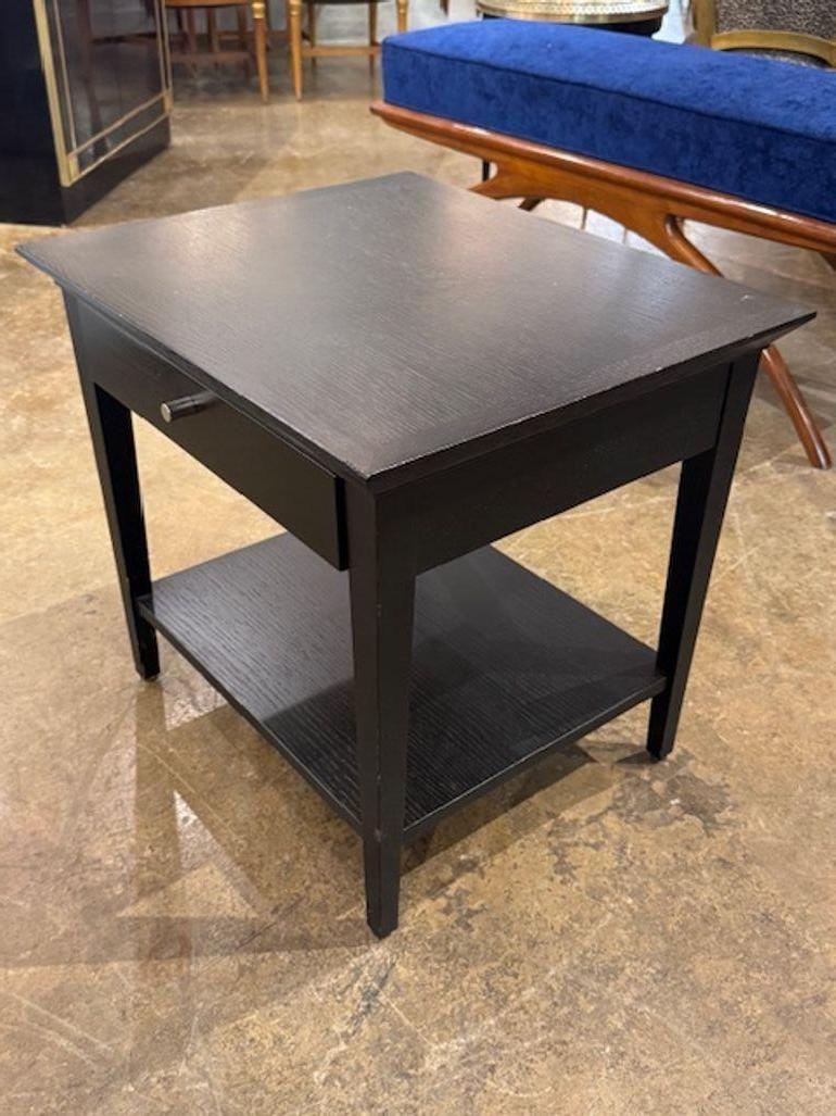Der schwarze Biedermeier-Beistelltisch aus dem 19. Jahrhundert ist ein stilvolles und elegantes Möbelstück für Ihr Zuhause. Die schlichte schwarze Farbe mit der matten Oberfläche verleiht ihm einen raffinierten Look, der sich perfekt mit jeder