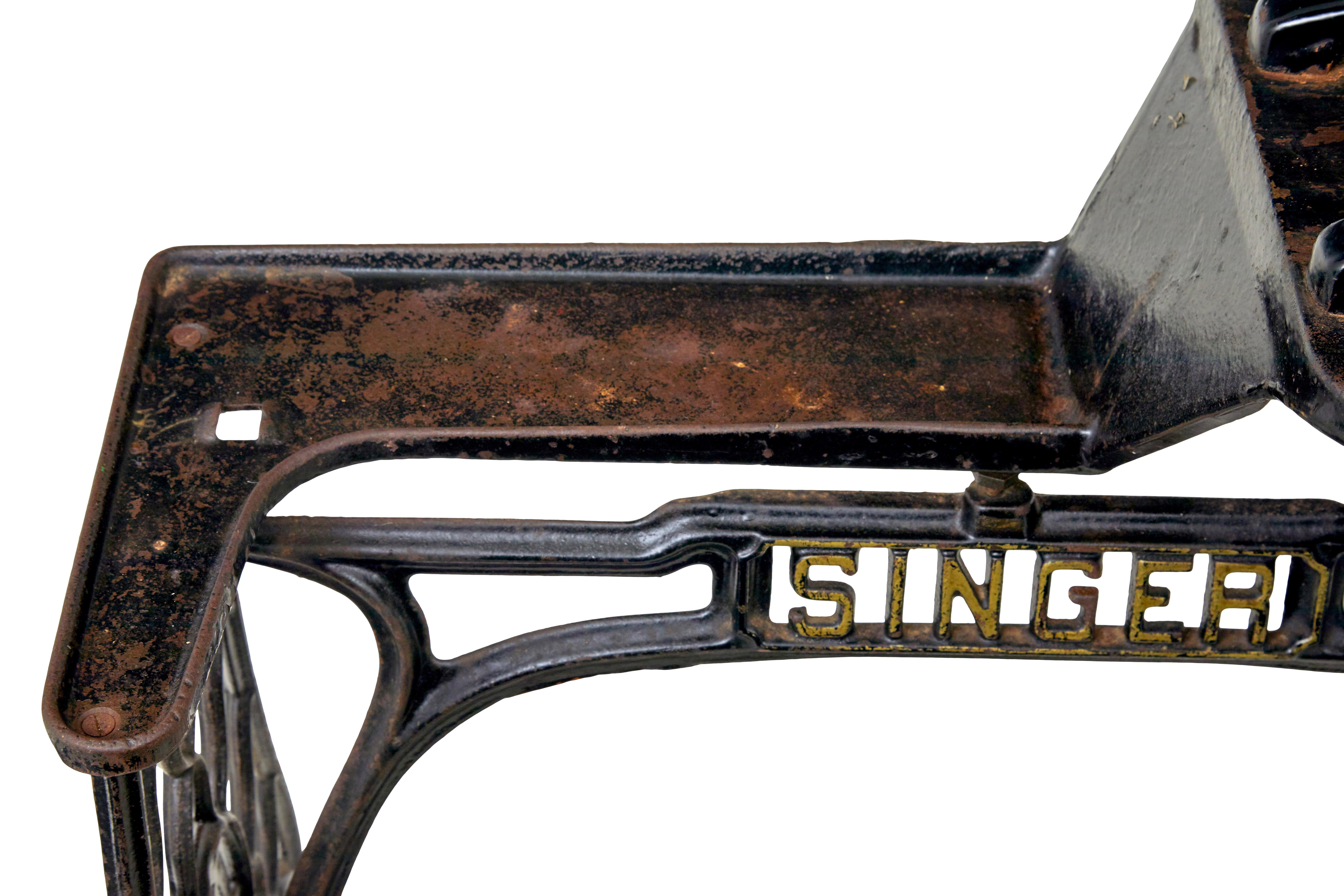 Machine à coudre Singer en fonte noire d'usine du 19e siècle en vente 3