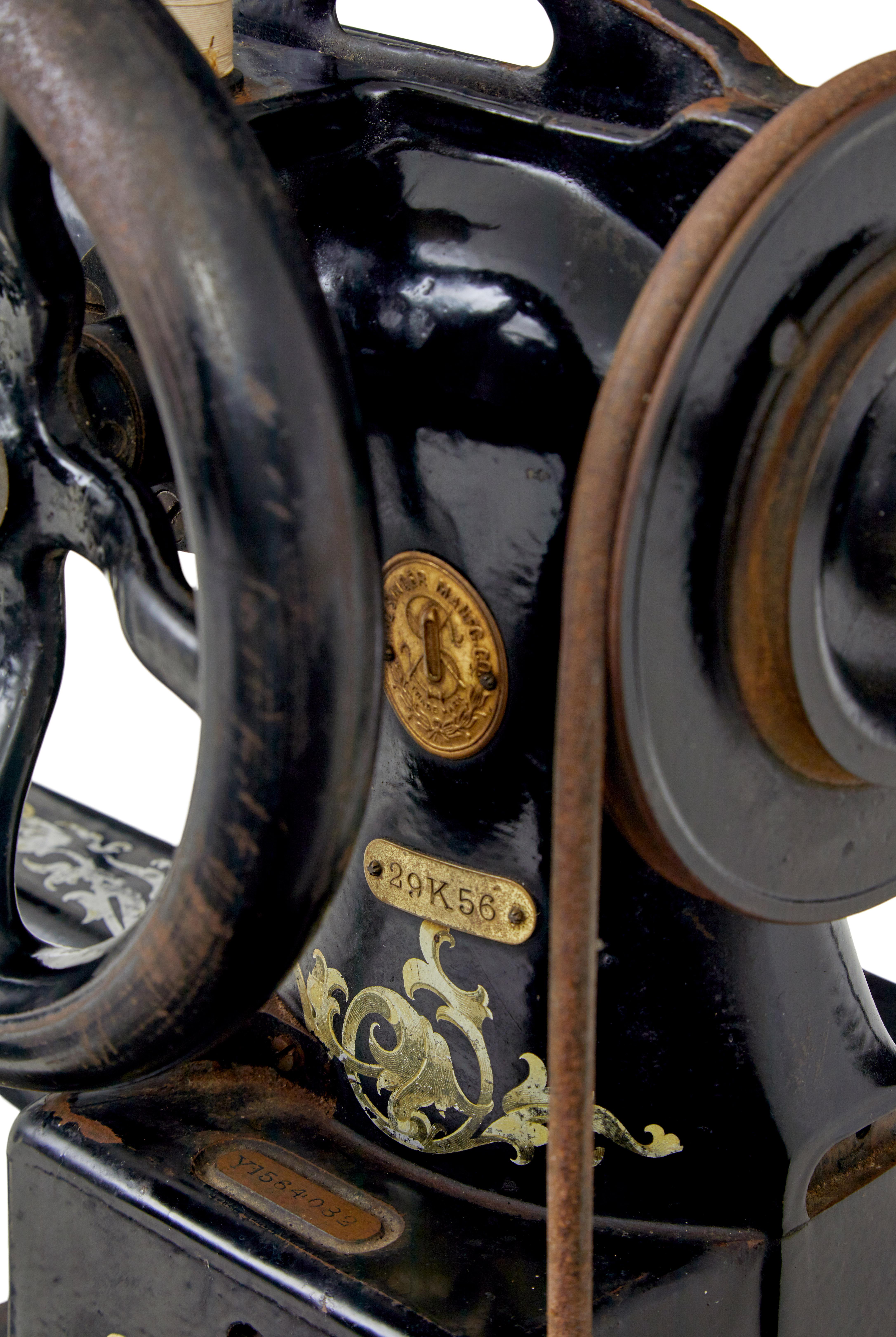 máquina de coser singer del siglo xix de la fábrica de hierro fundido negro 2