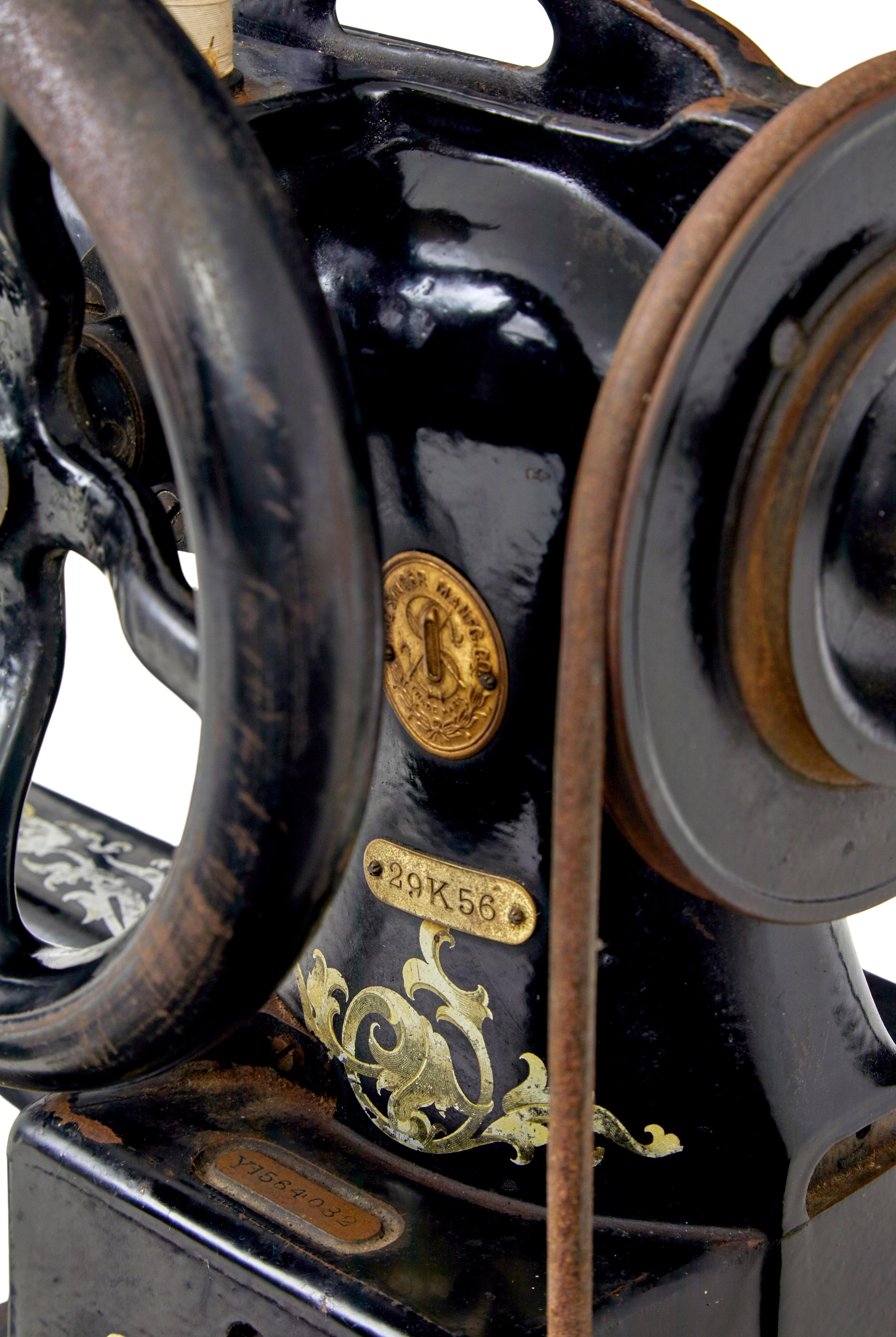Machine à coudre Singer en fonte noire d'usine du 19e siècle en vente 4
