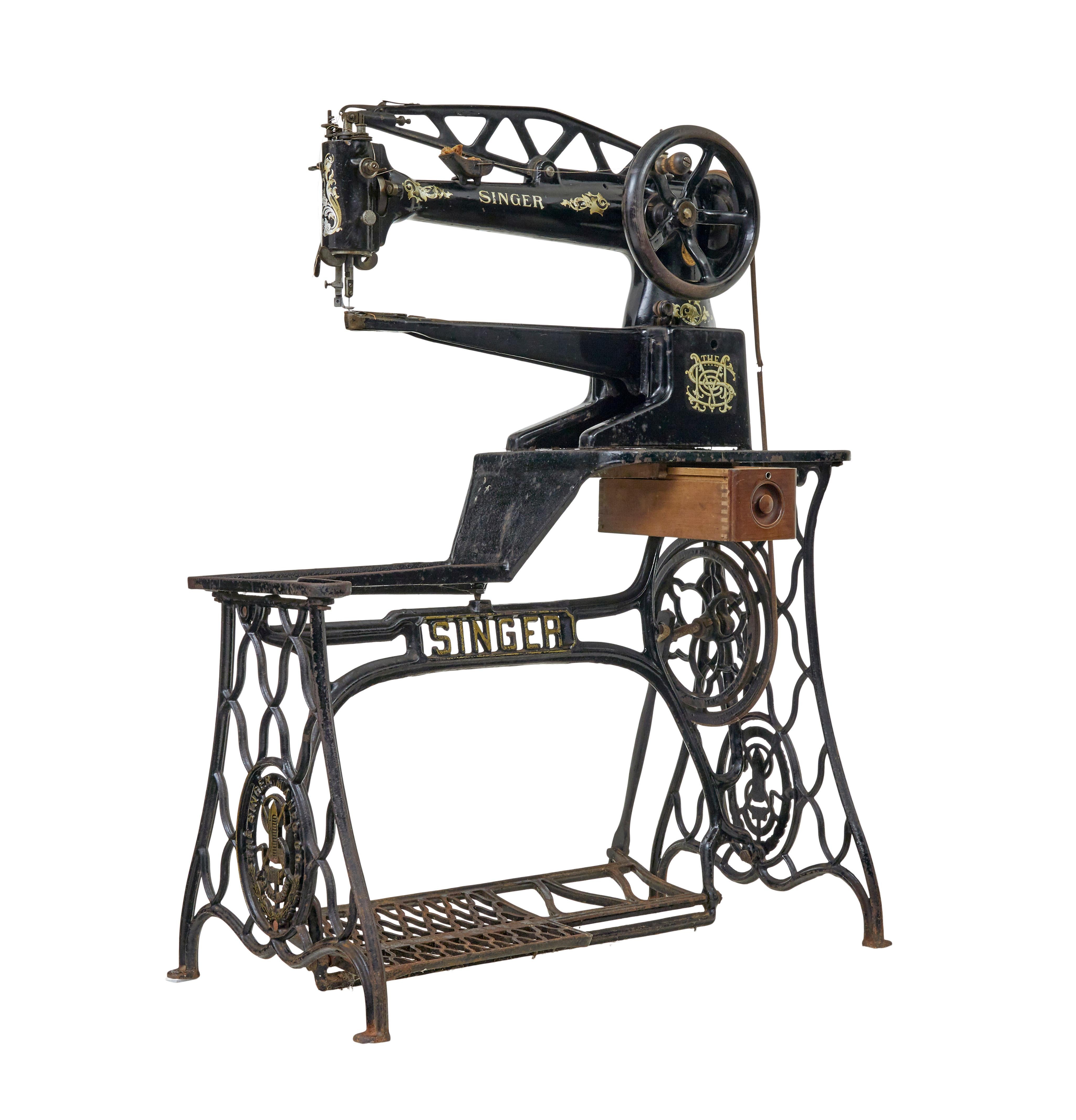 Máquina de coser singer de fábrica de hierro fundido negro del siglo XIX, hacia 1880.

Aquí te presentamos una preciosa máquina de coser singer del siglo XIX.

De la gama del modelo 29 y probablemente utilizada para coser cuero para zapatos.  Estado