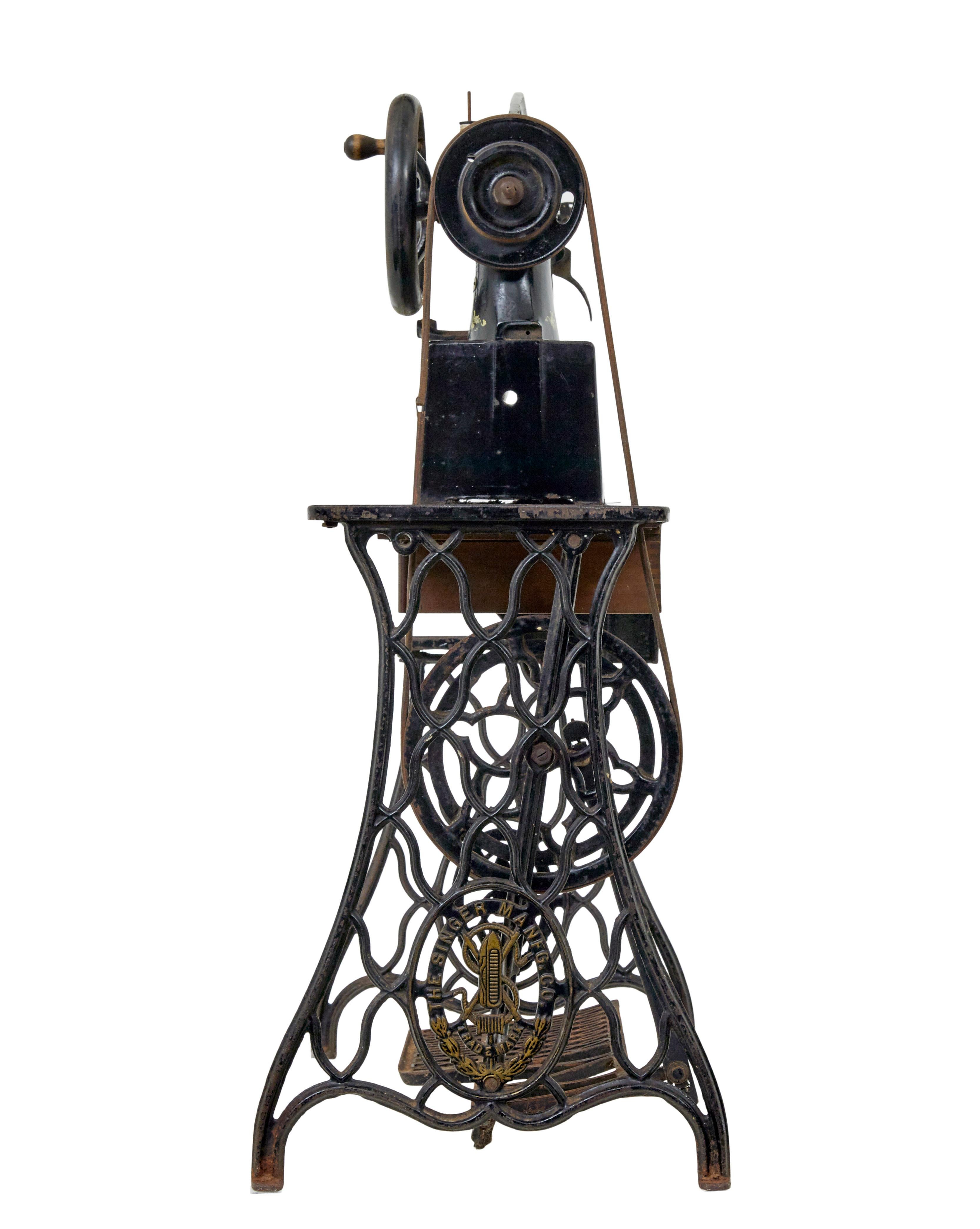 máquina de coser singer del siglo xix de la fábrica de hierro fundido negro Inglés