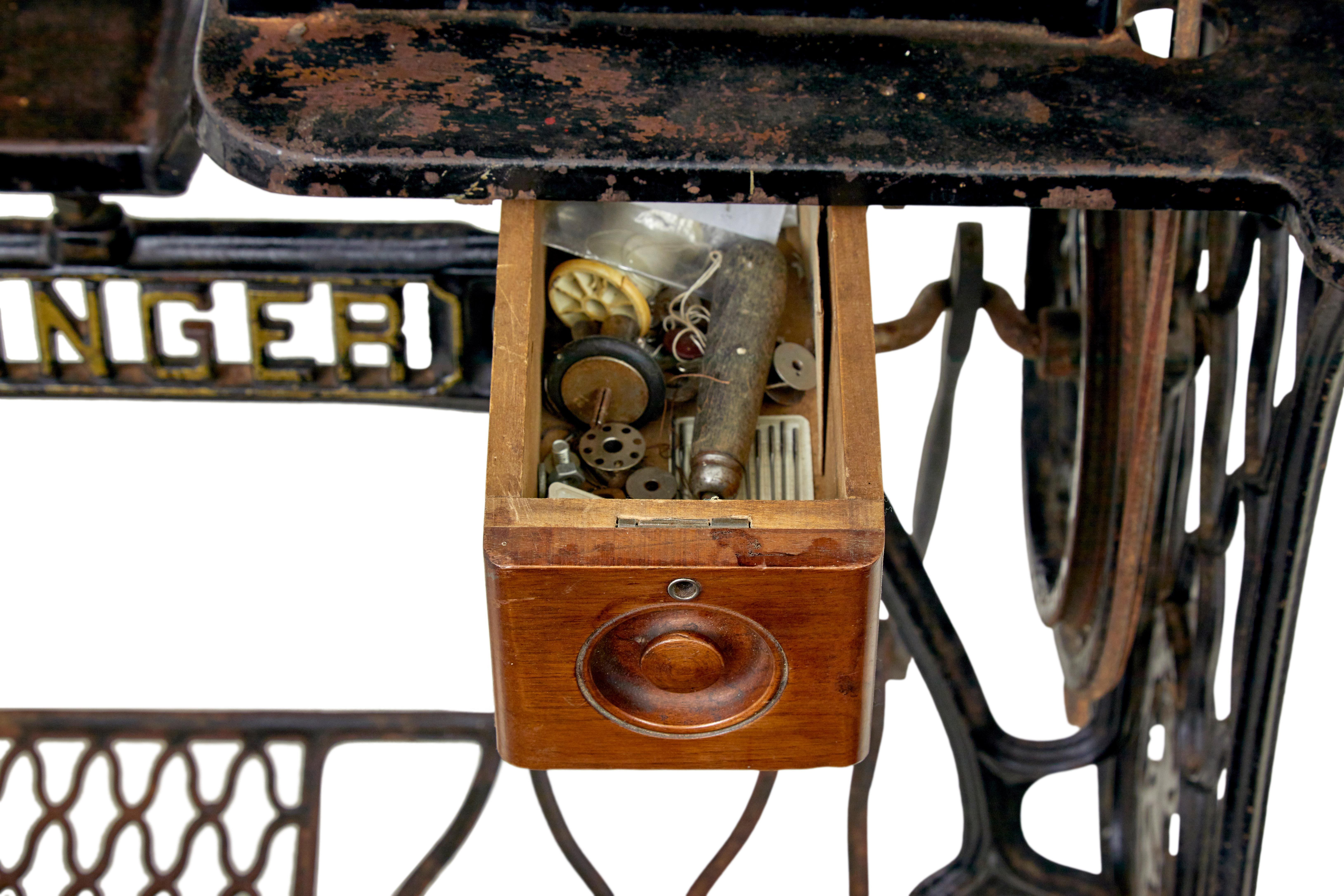 máquina de coser singer del siglo xix de la fábrica de hierro fundido negro siglo XIX