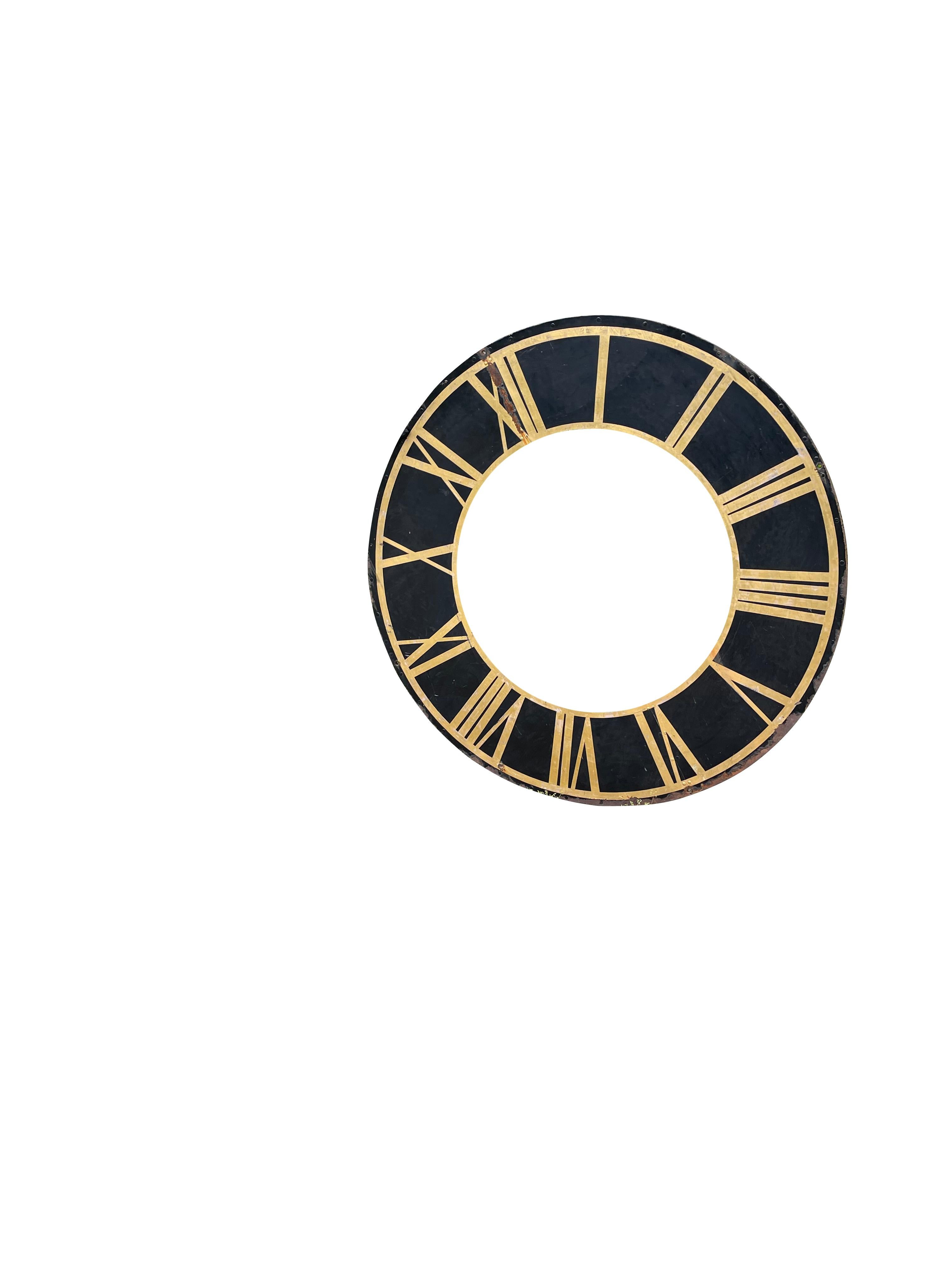  Face d'horloge d'église noire avec chiffres romains et aiguilles dorés - XIXe siècle en vente 5