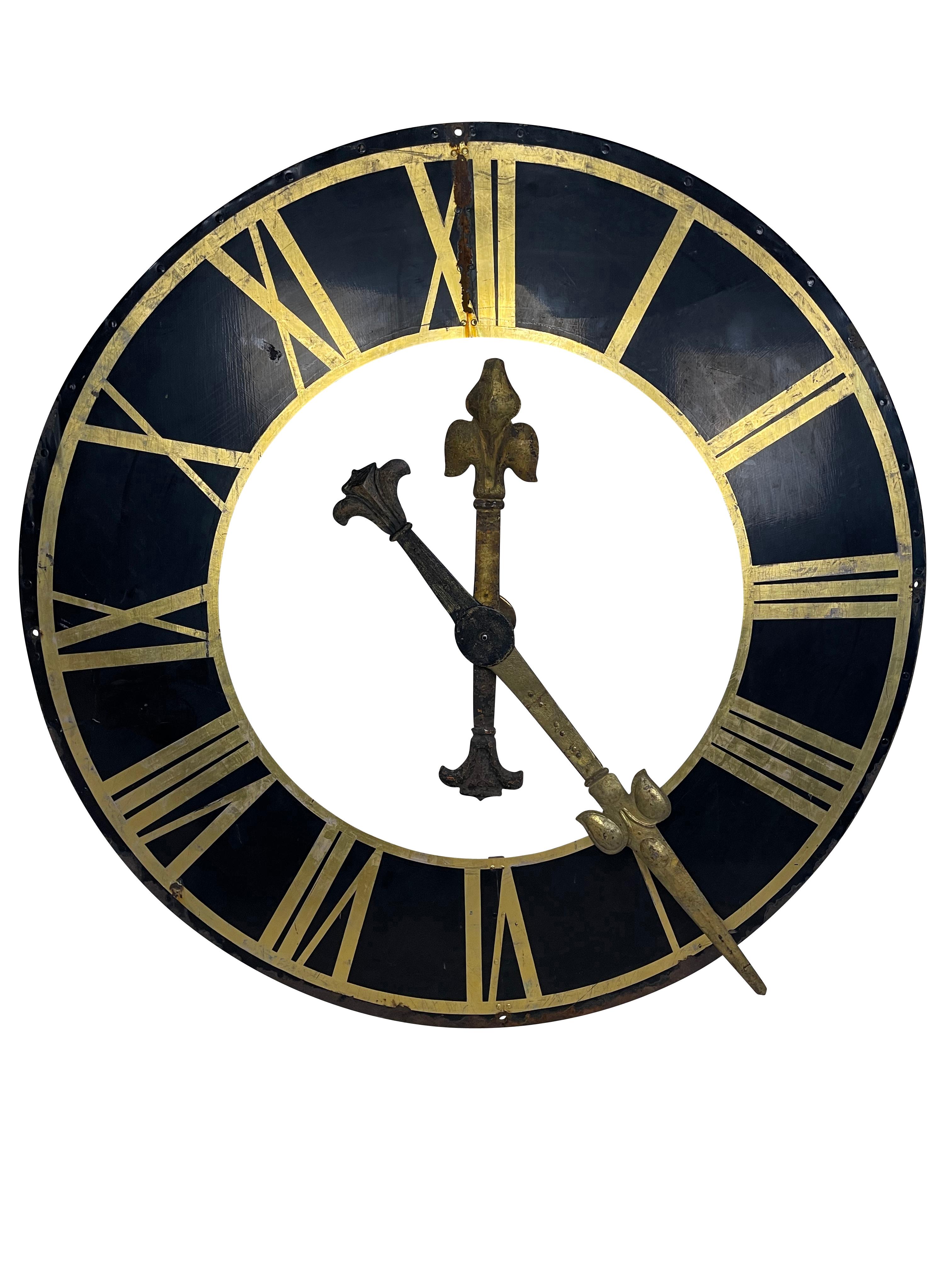 Un grand cadran d'horloge en métal noir d'origine du 19e siècle, des chiffres romains dorés et des aiguilles dorées. Belle patine sur le cadran et les aiguilles. Pour le jardin ou l'intérieur. Conception très élégante, bon état structurel. Aucun
