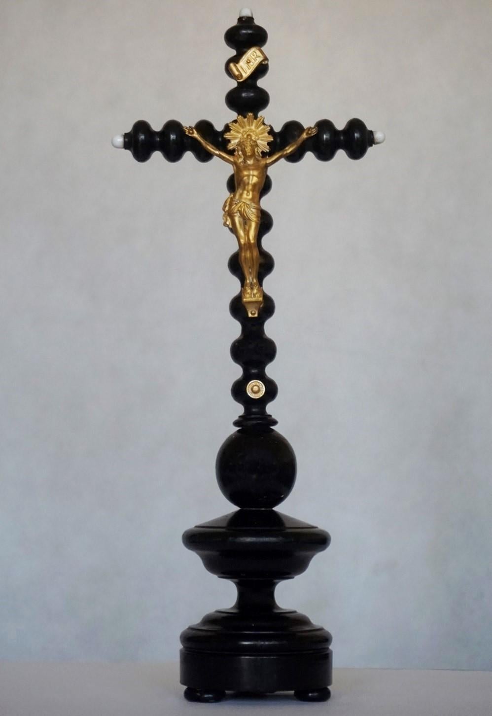 A rare handcrafted black ebonized wooden stand cross with gilt bronze Christ, in fine antique condition, Netherlands, mid-19th century.
Dimensions: Height 15.50