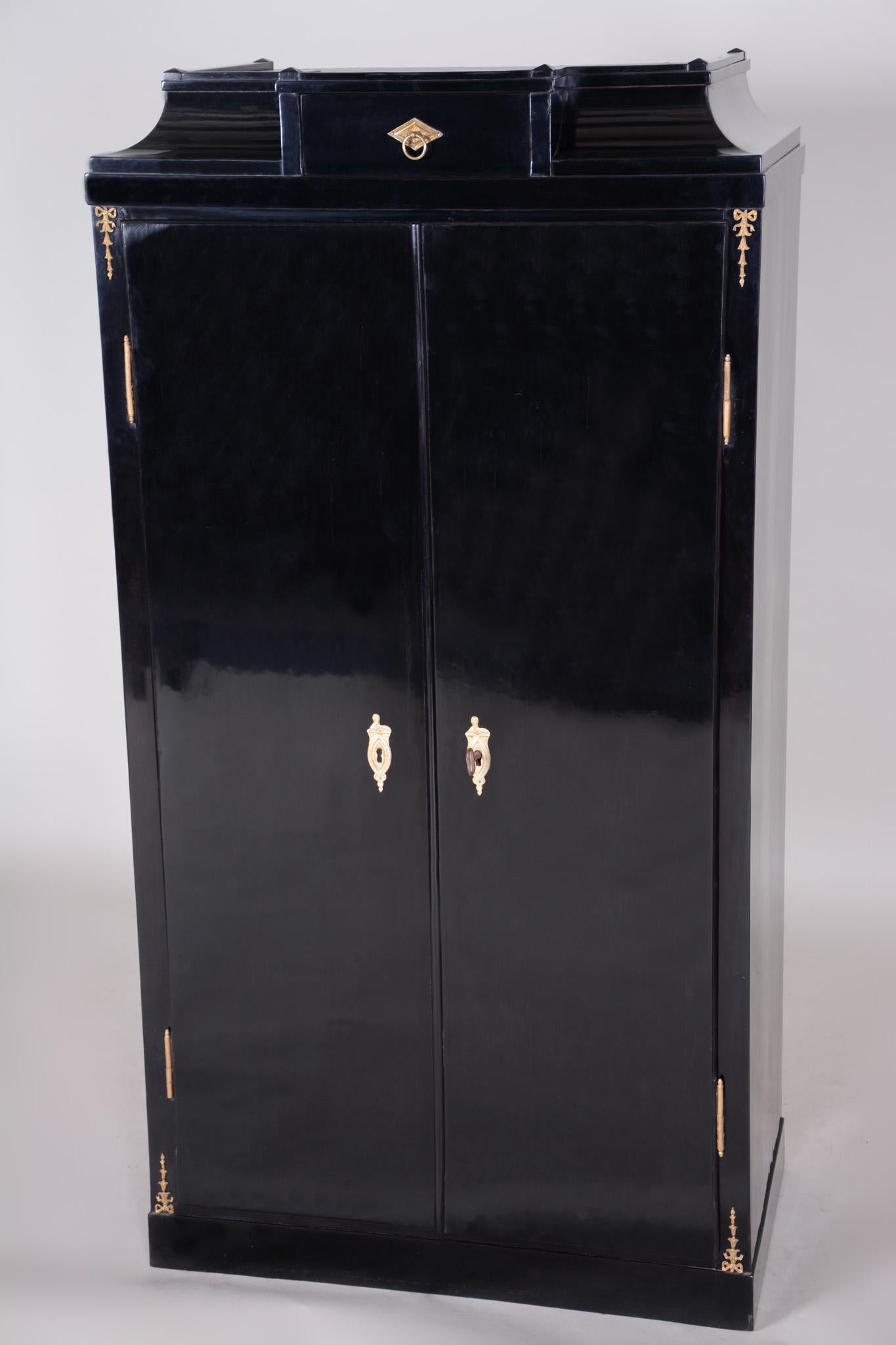 Shipping to any US port only for $290 USD

19th century Empire double-door bookcase.
Completely restored, surface made by black lacquer
Material: Pear wood
Period: 1810-1819
Source: Vien, Austria.

We guarantee safe a the cheapest air transport from