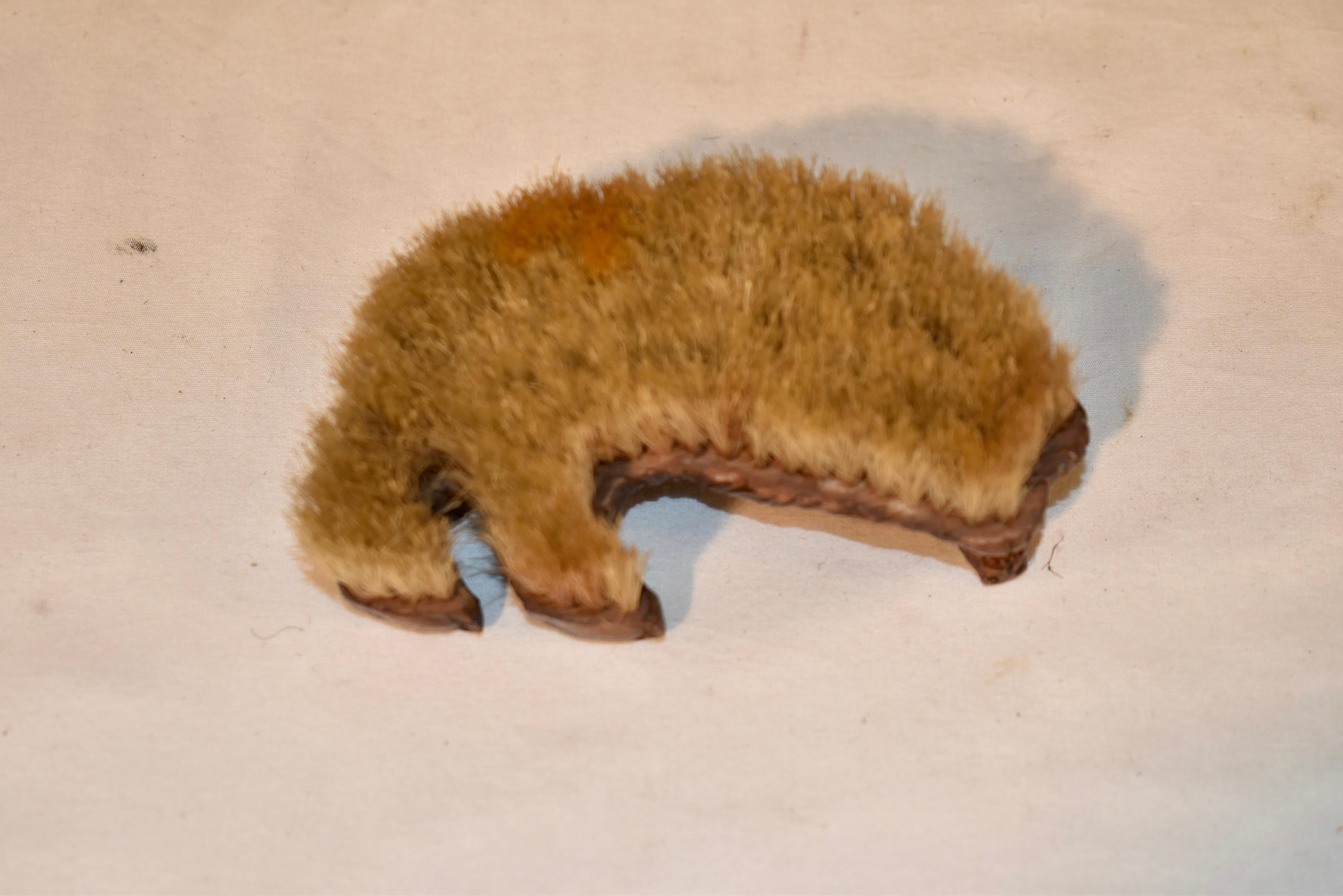 19th Century Black Forest Bear Clothes Brush For Sale 1