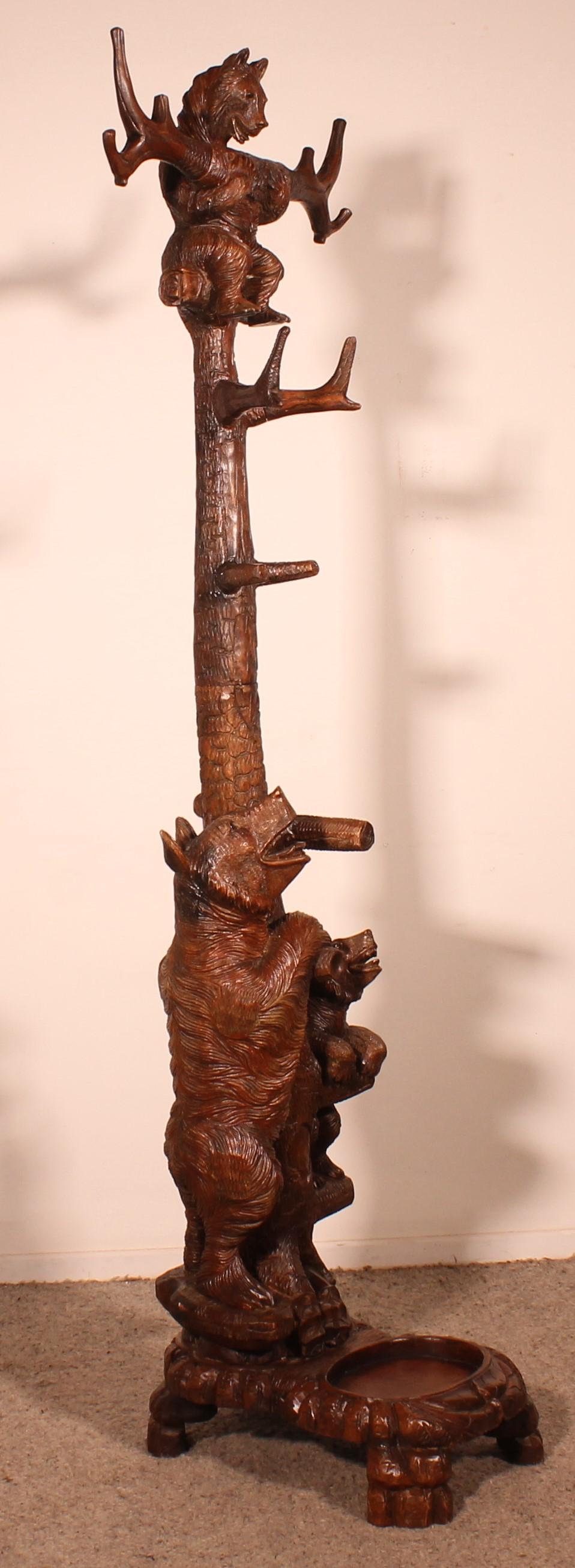 19th Century Black Forest Bear Coat Rack In Carved Wood In Good Condition For Sale In Brussels, Brussels