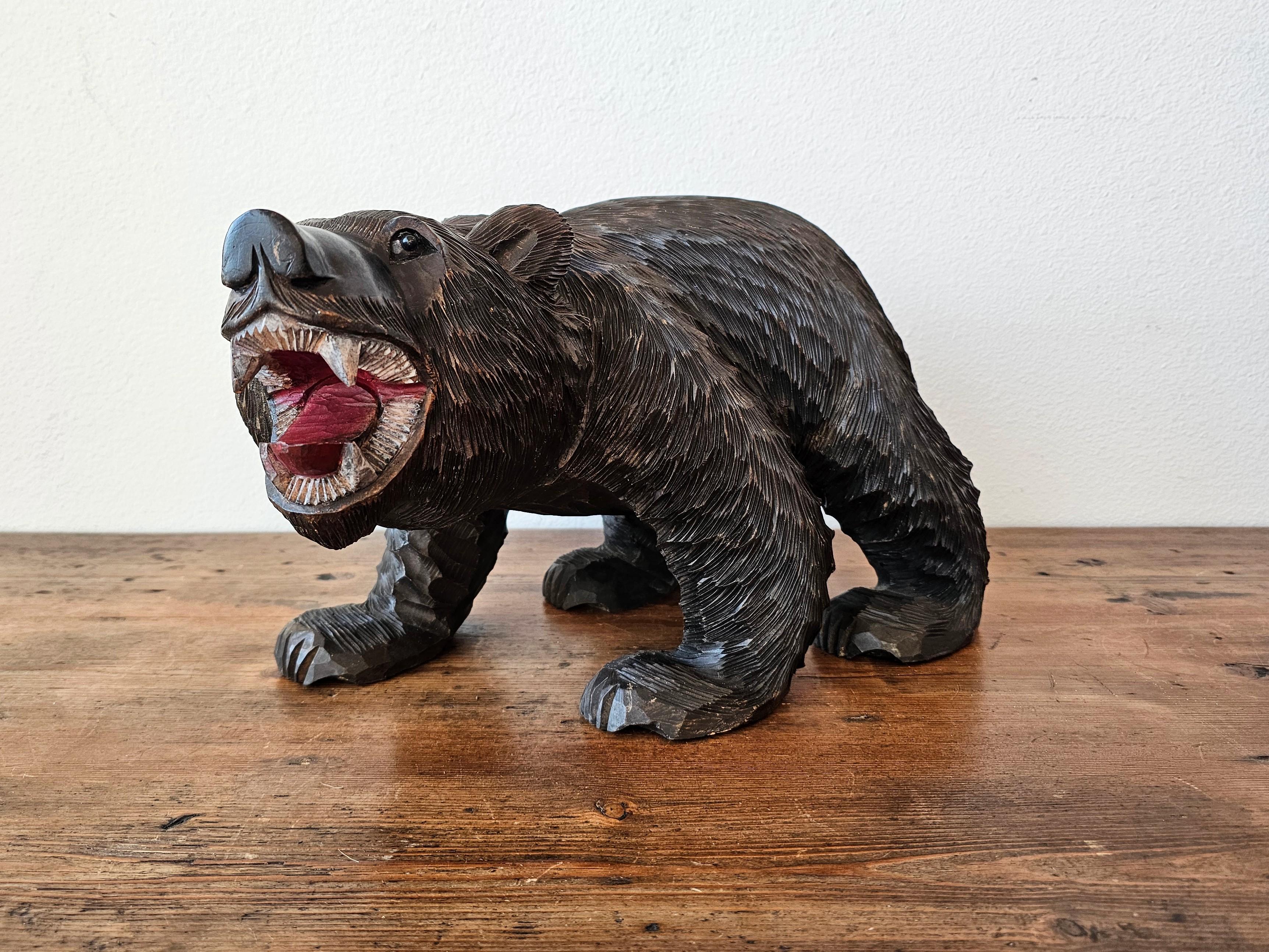 Grande et impressionnante sculpture d'ours en bois de style Forêt-Noire suisse de la fin du XIXe siècle, sculptée et peinte à la main (également connue sous le nom d'ours de la Forêt-Noire).

Le rendu naturaliste exceptionnellement exécuté donne