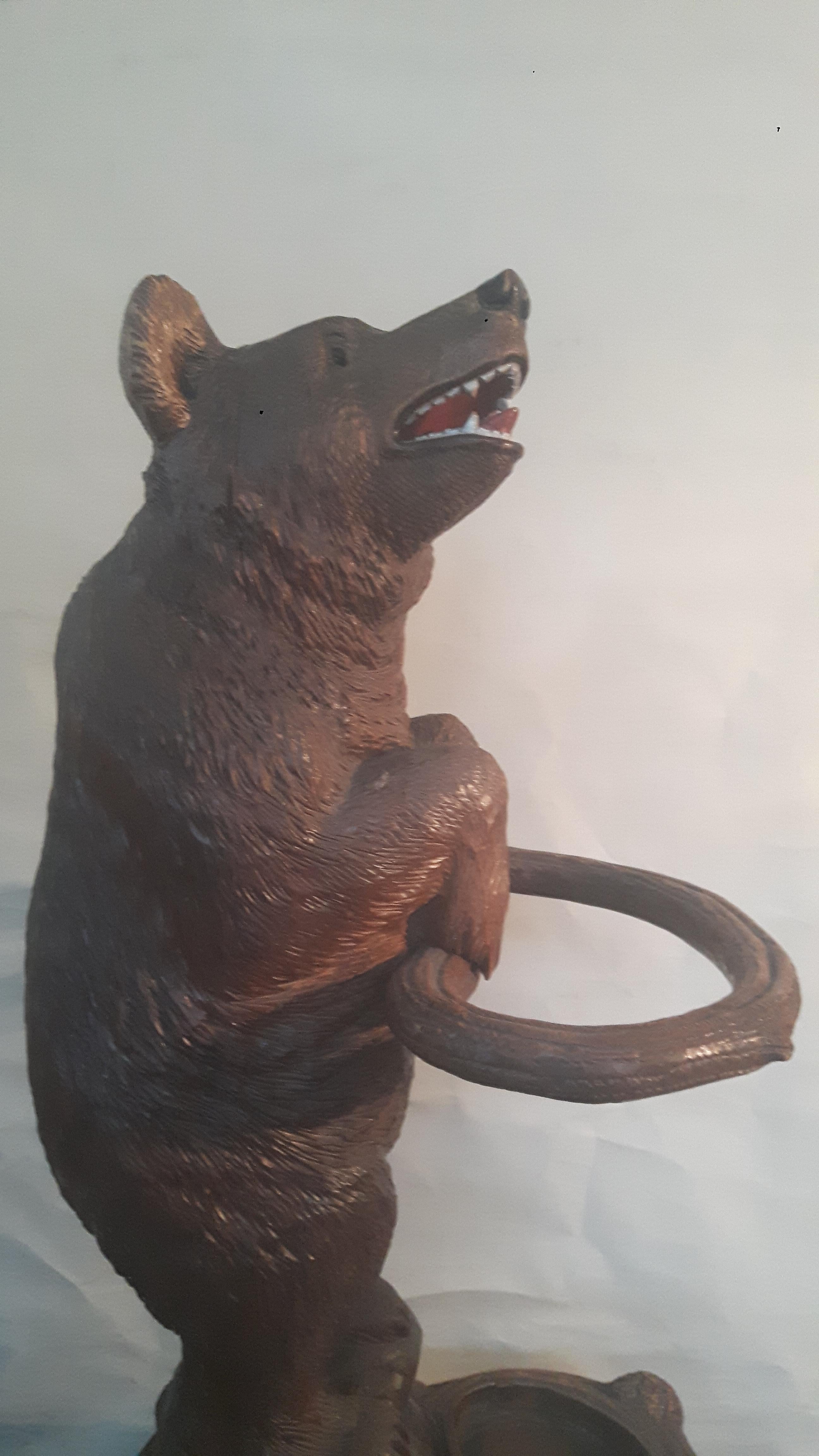Sculpté Ours Black Forest du 19e siècle en vente