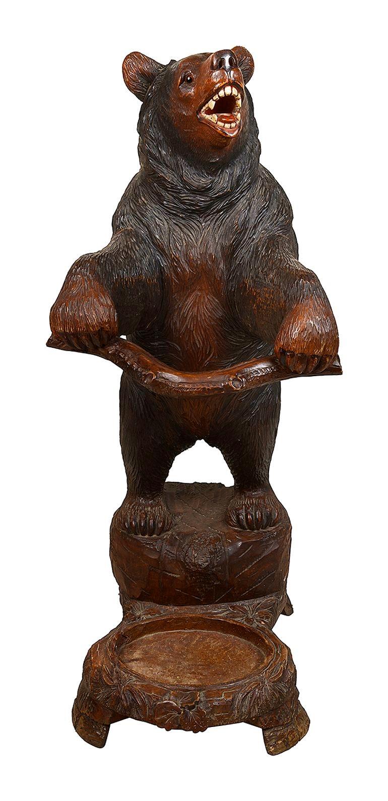 Un support de salle de bonne qualité de la fin du 19e siècle en bois sculpté représentant un ours de la forêt noire. L'ours debout sur ses pattes arrière tenant une branche pour tenir les bâtons de marche.

Lot 76 DNYKK. 62401
