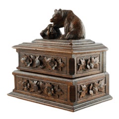 Siglo XIX Black Forest Caja de madera tallada con motivo de oso y compartimento abatible