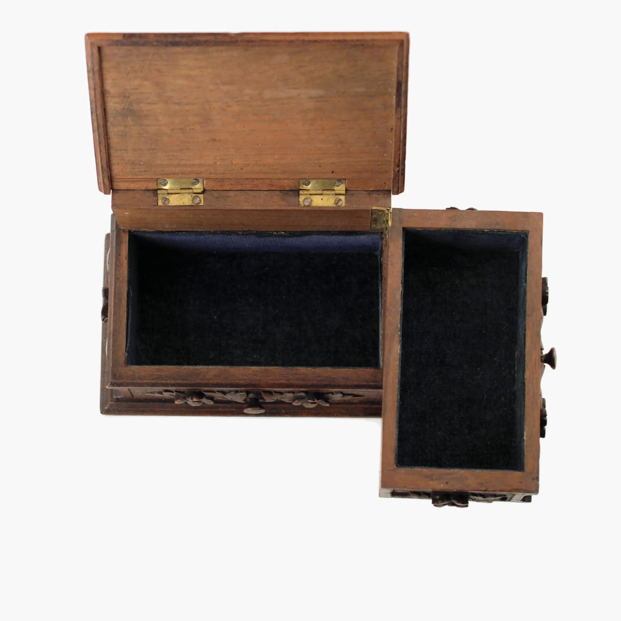 Verre Boîte en bois sculpté à motif d'ours de la Forêt-Noire du 19ème siècle avec compartiment à pivotement en vente