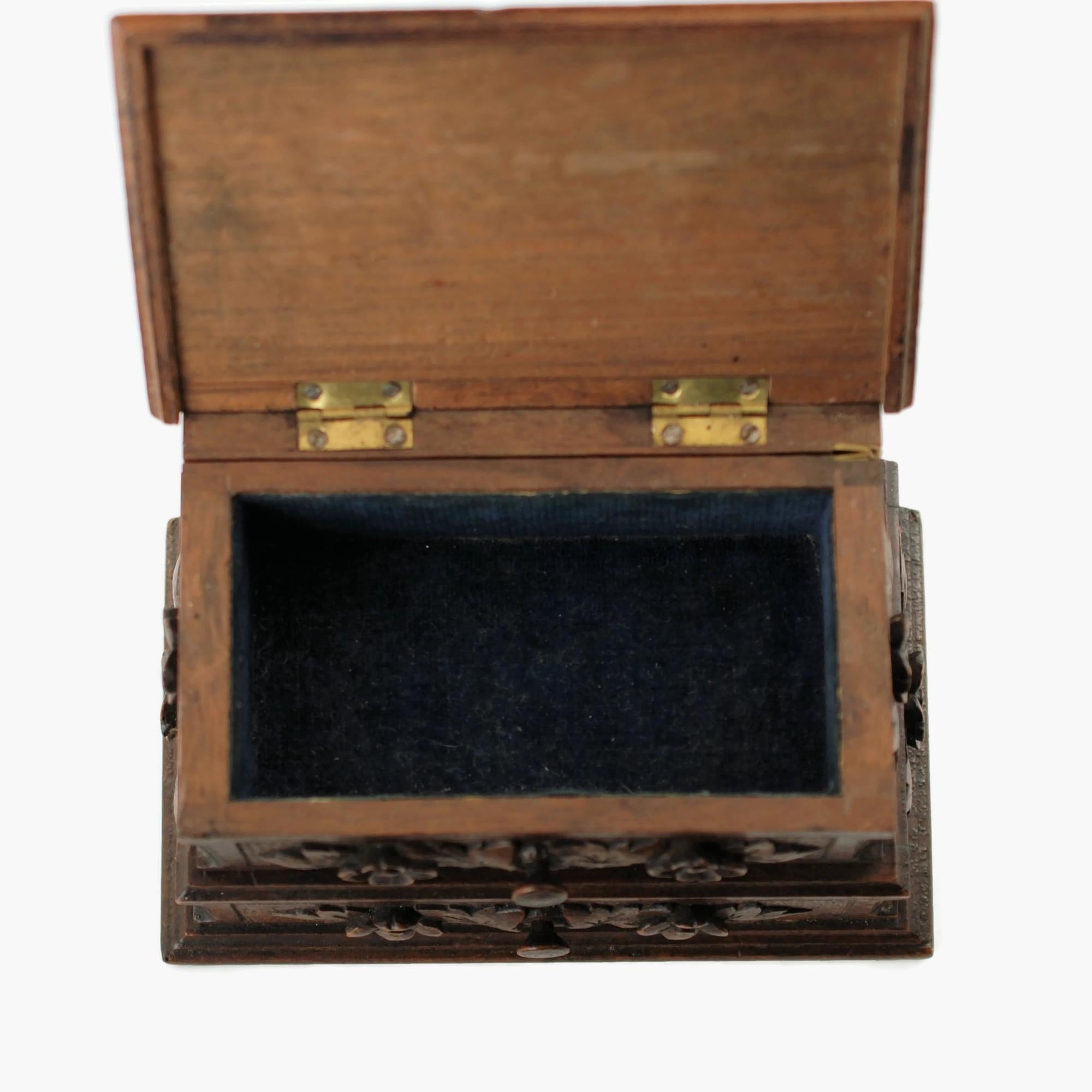 19th Century Black Forest Carved Bear Motif Wood Box with Swing-Out Compartment For Sale 1