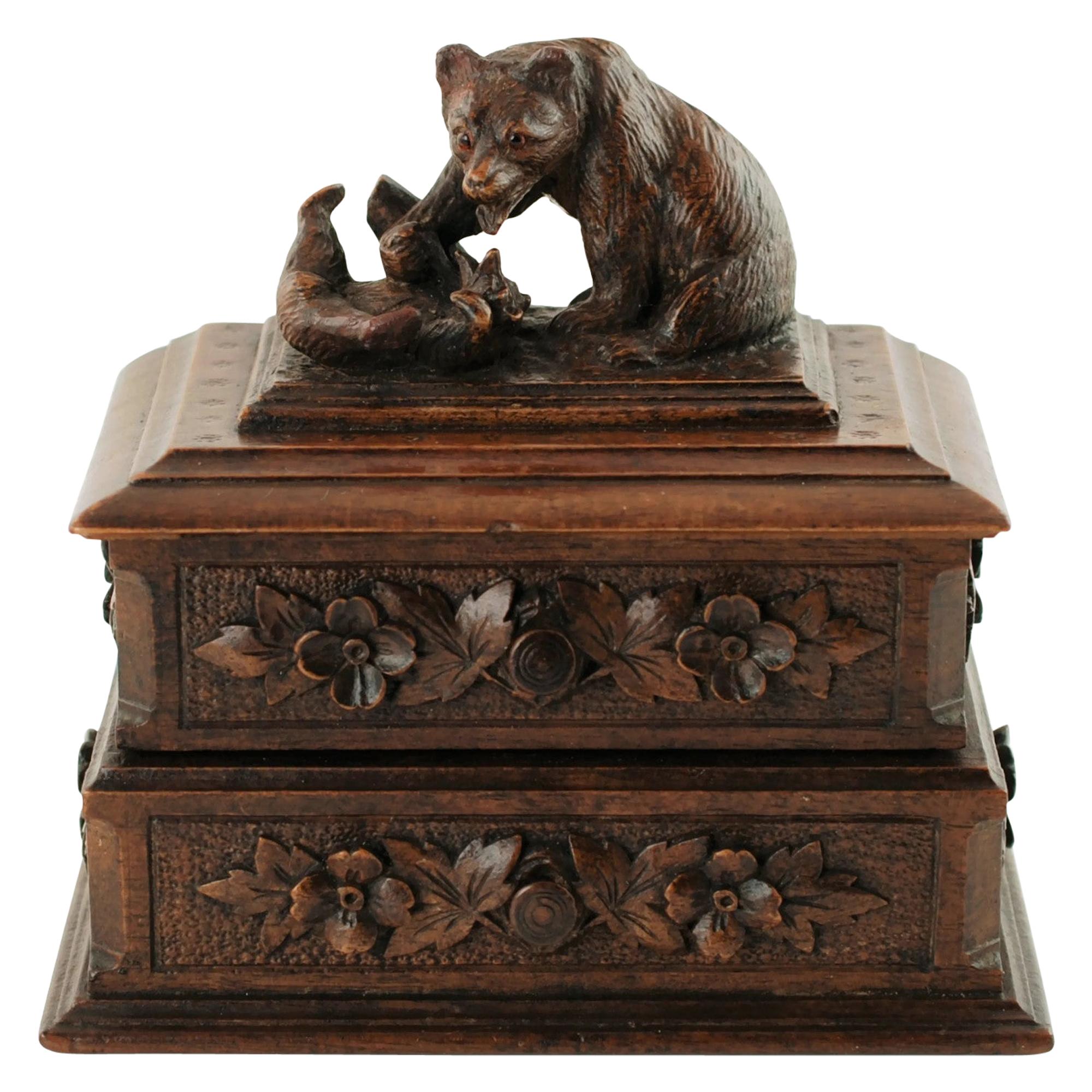 Boîte en bois sculpté à motif d'ours de la Forêt-Noire du 19ème siècle avec compartiment à pivotement