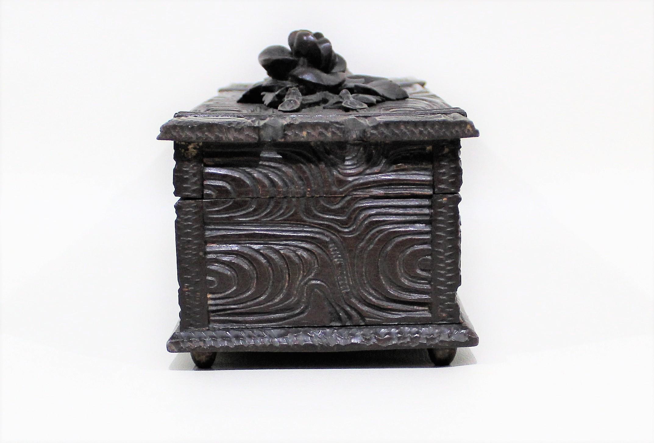 Forêt-Noire Boîte sculptée du 19e siècle de Black Forest en vente