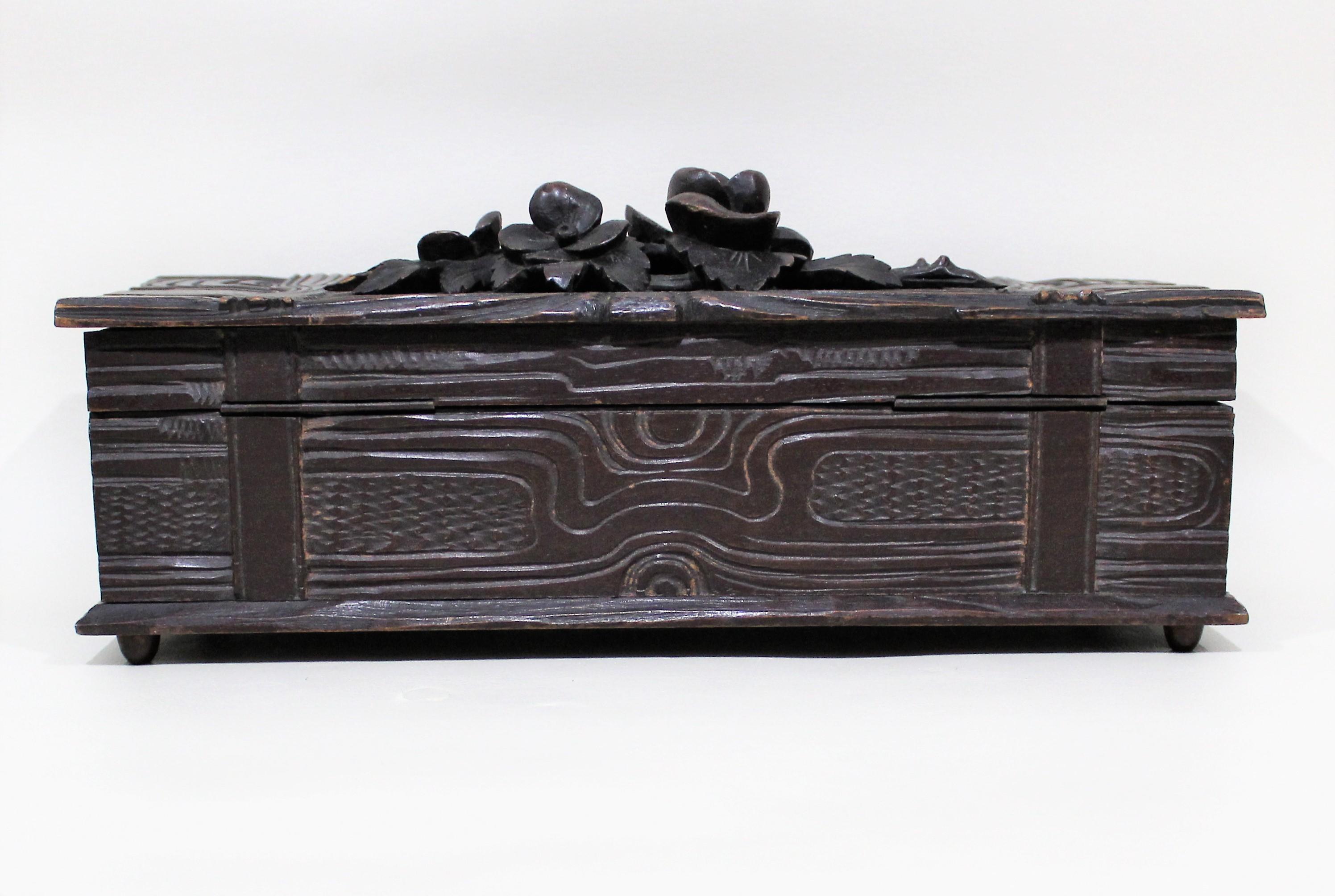 Boîte sculptée du 19e siècle de Black Forest Bon état - En vente à Hamilton, Ontario