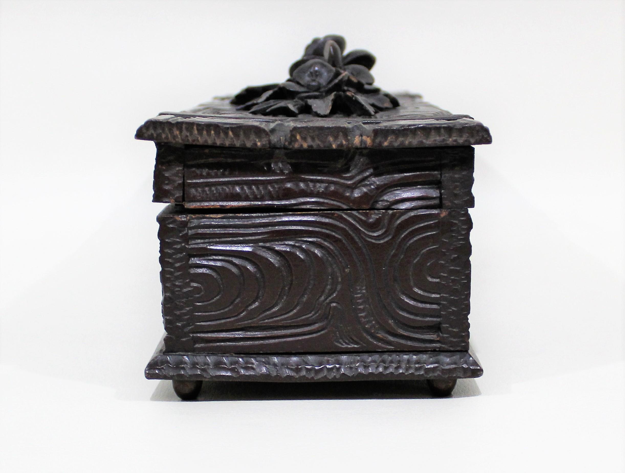 XIXe siècle Boîte sculptée du 19e siècle de Black Forest en vente