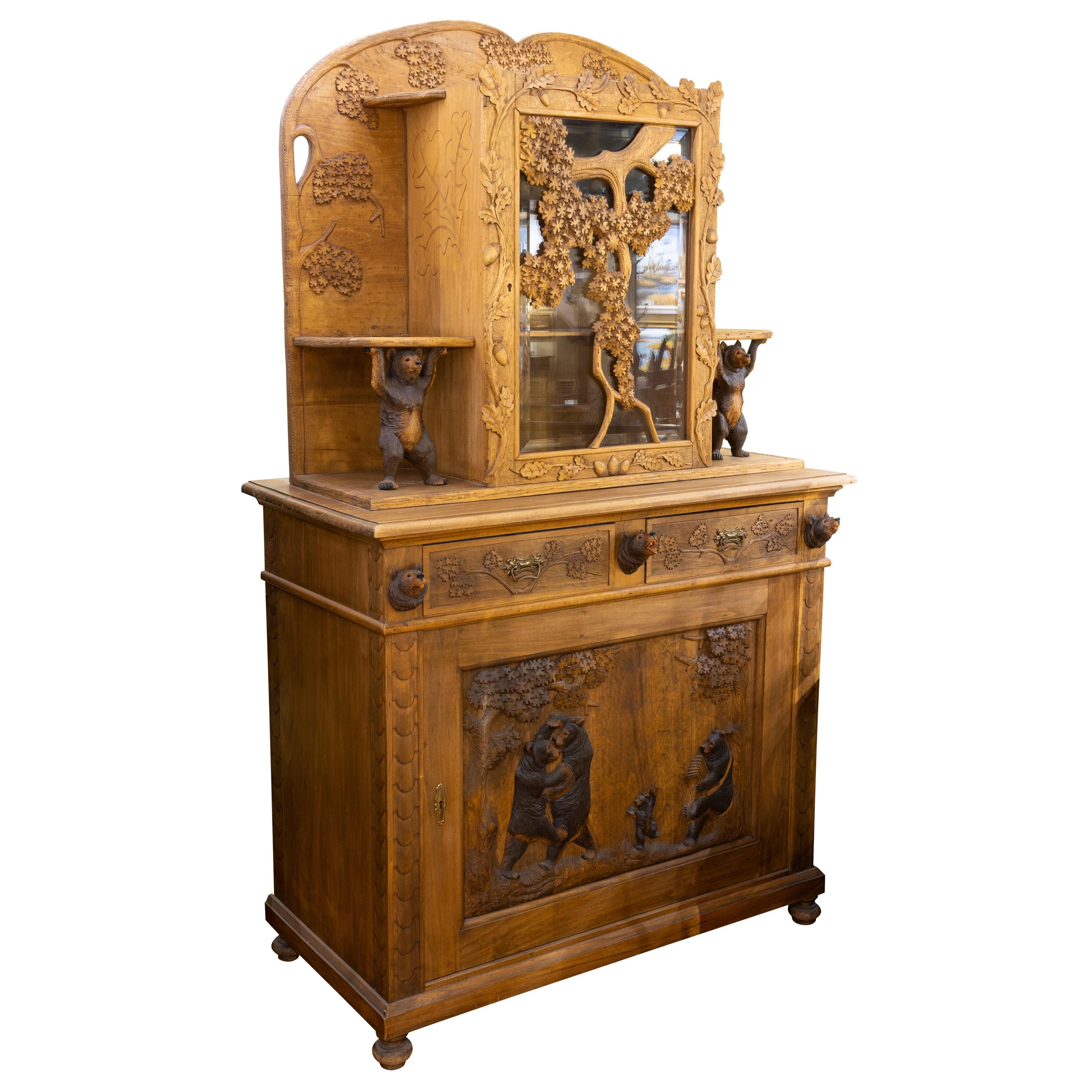Cabinet sculpté de la Forêt Noire du 19ème siècle en vente