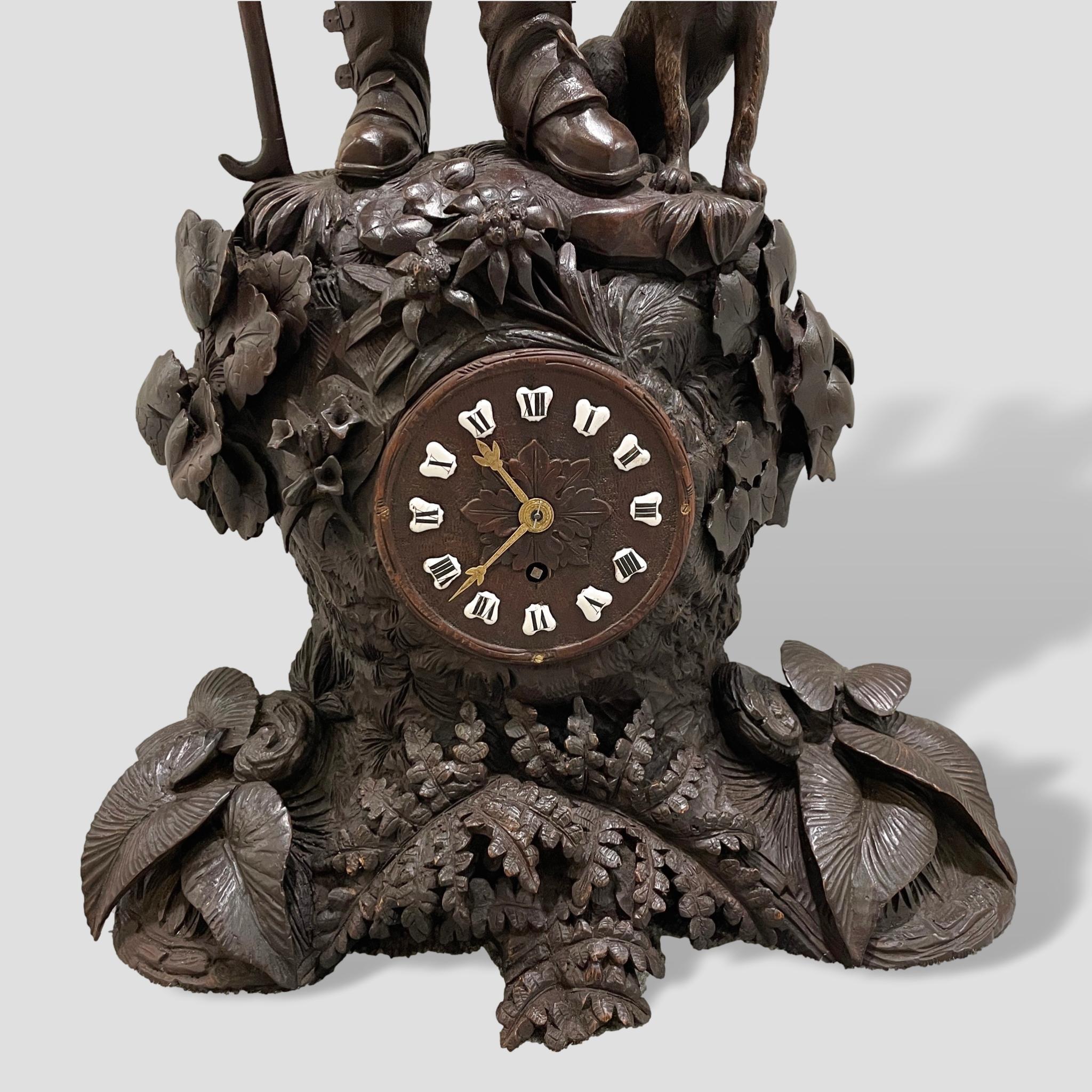 Geschnitzte Uhr „Black Forest“ aus dem 19. Jahrhundert mit Jäger und Hund (Handgeschnitzt) im Angebot