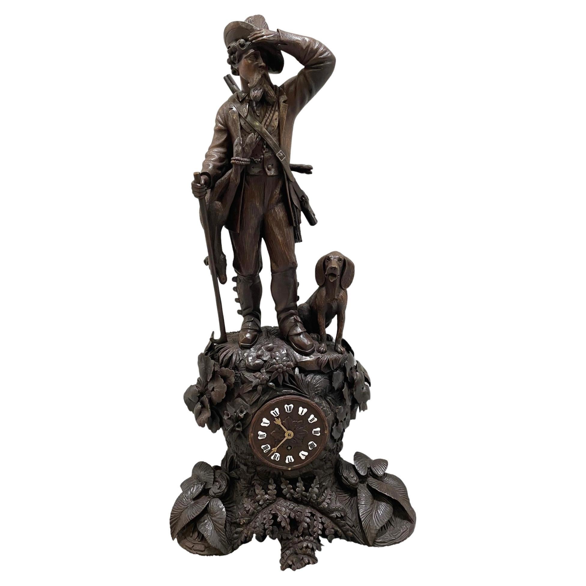 Geschnitzte Uhr „Black Forest“ aus dem 19. Jahrhundert mit Jäger und Hund im Angebot