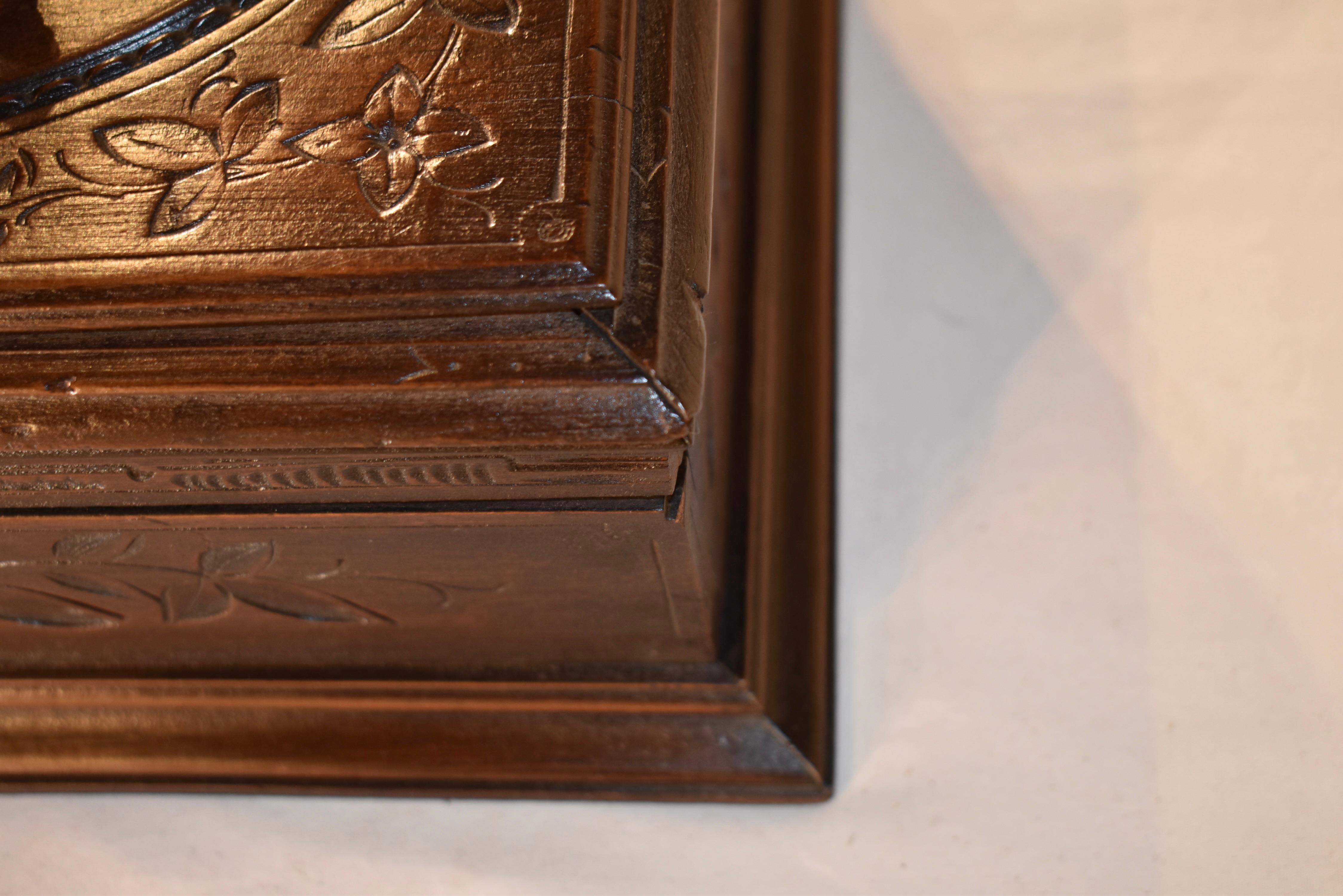Coffret-bibliothèque du 19e siècle sculpté en Black Forest avec miroir en vente 3