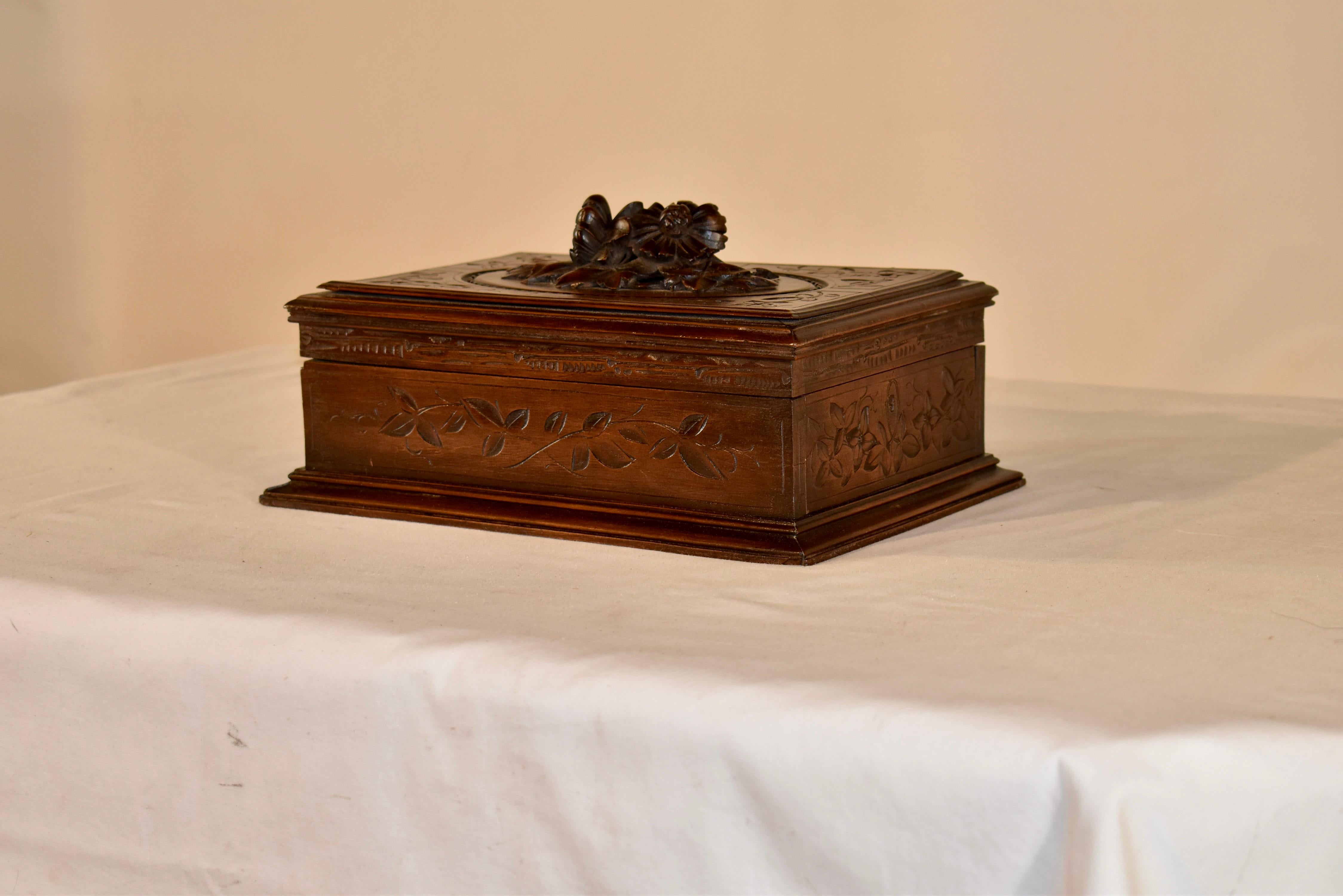 Forêt-Noire Coffret-bibliothèque du 19e siècle sculpté en Black Forest avec miroir en vente