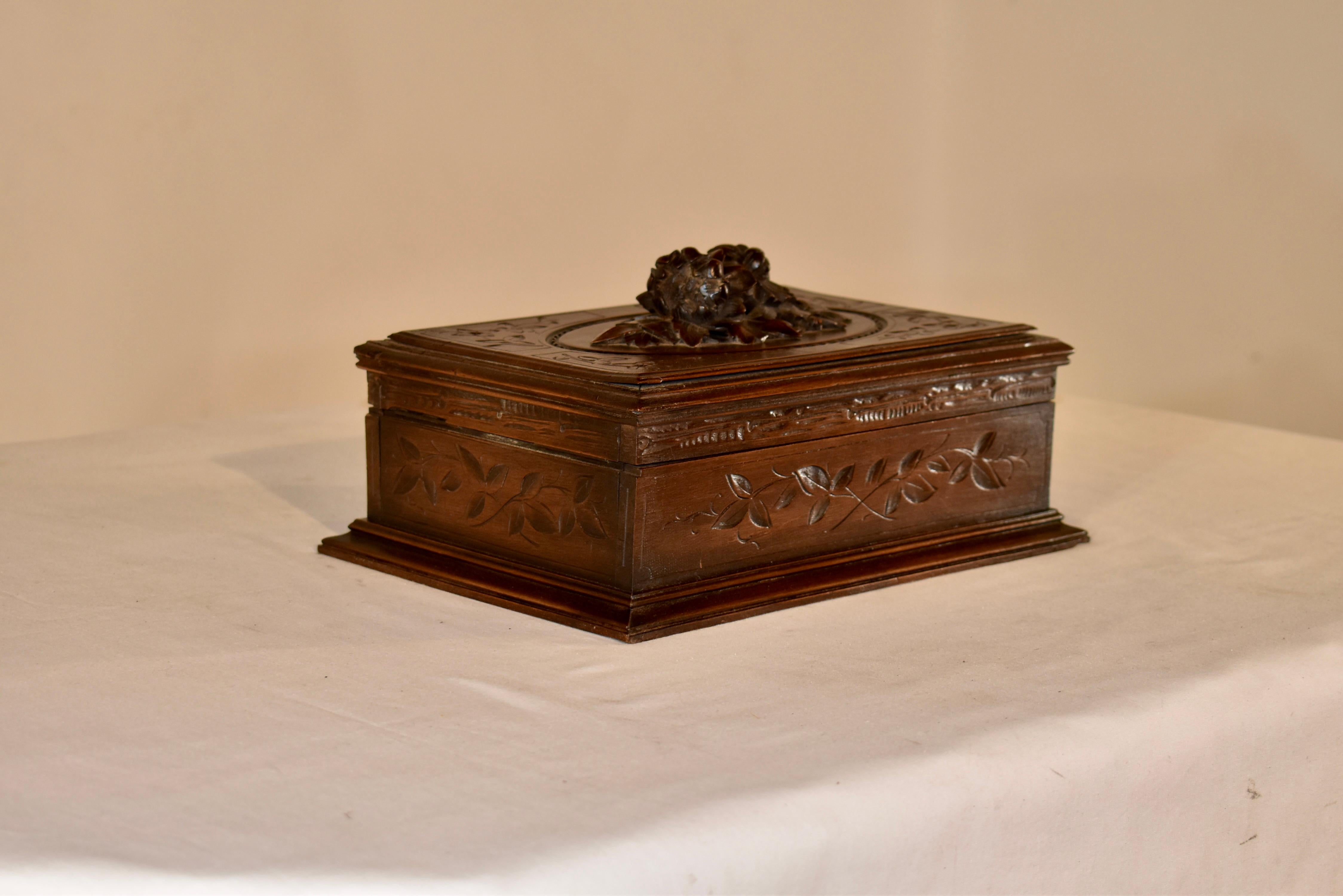 Suisse Coffret-bibliothèque du 19e siècle sculpté en Black Forest avec miroir en vente