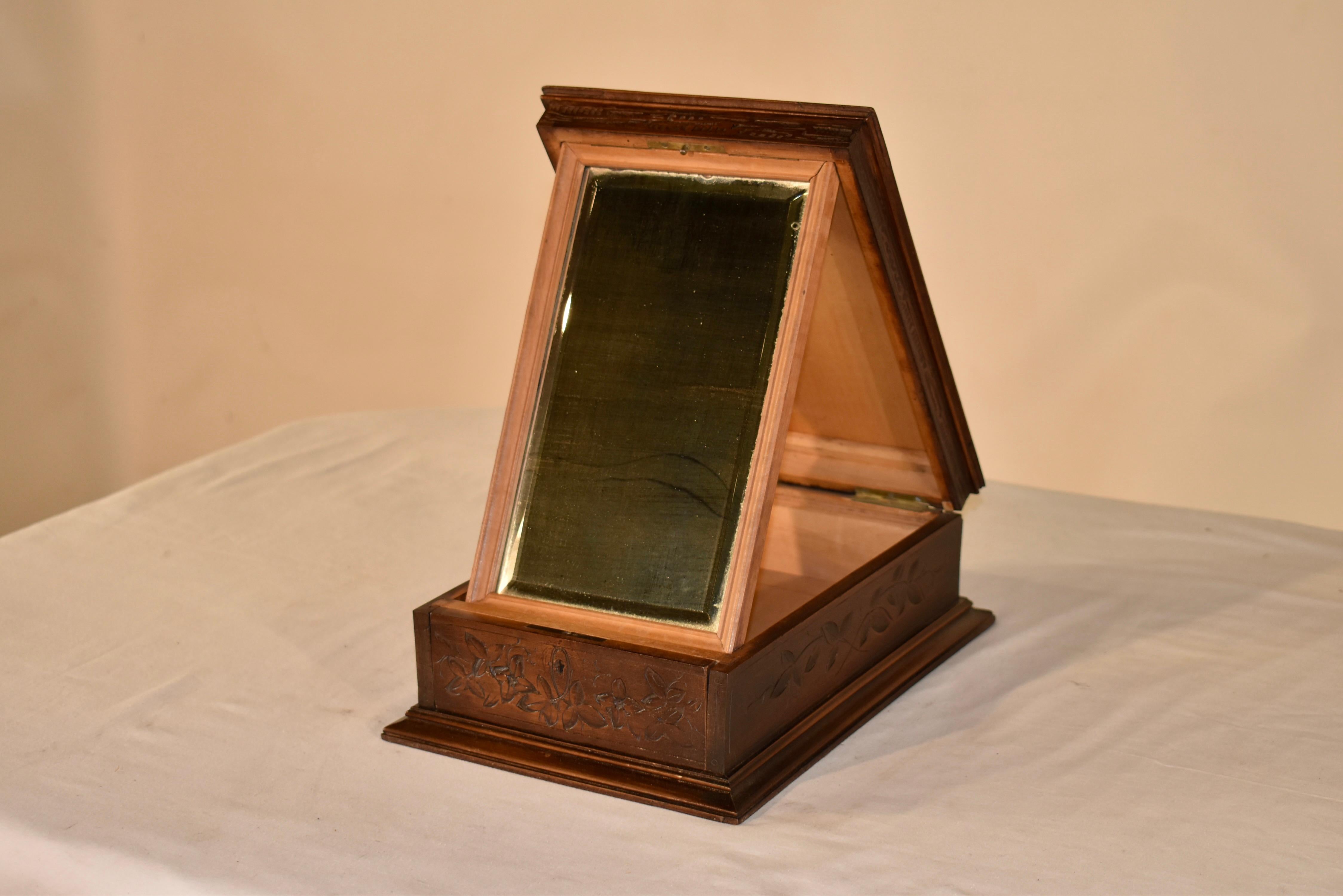 XIXe siècle Coffret-bibliothèque du 19e siècle sculpté en Black Forest avec miroir en vente