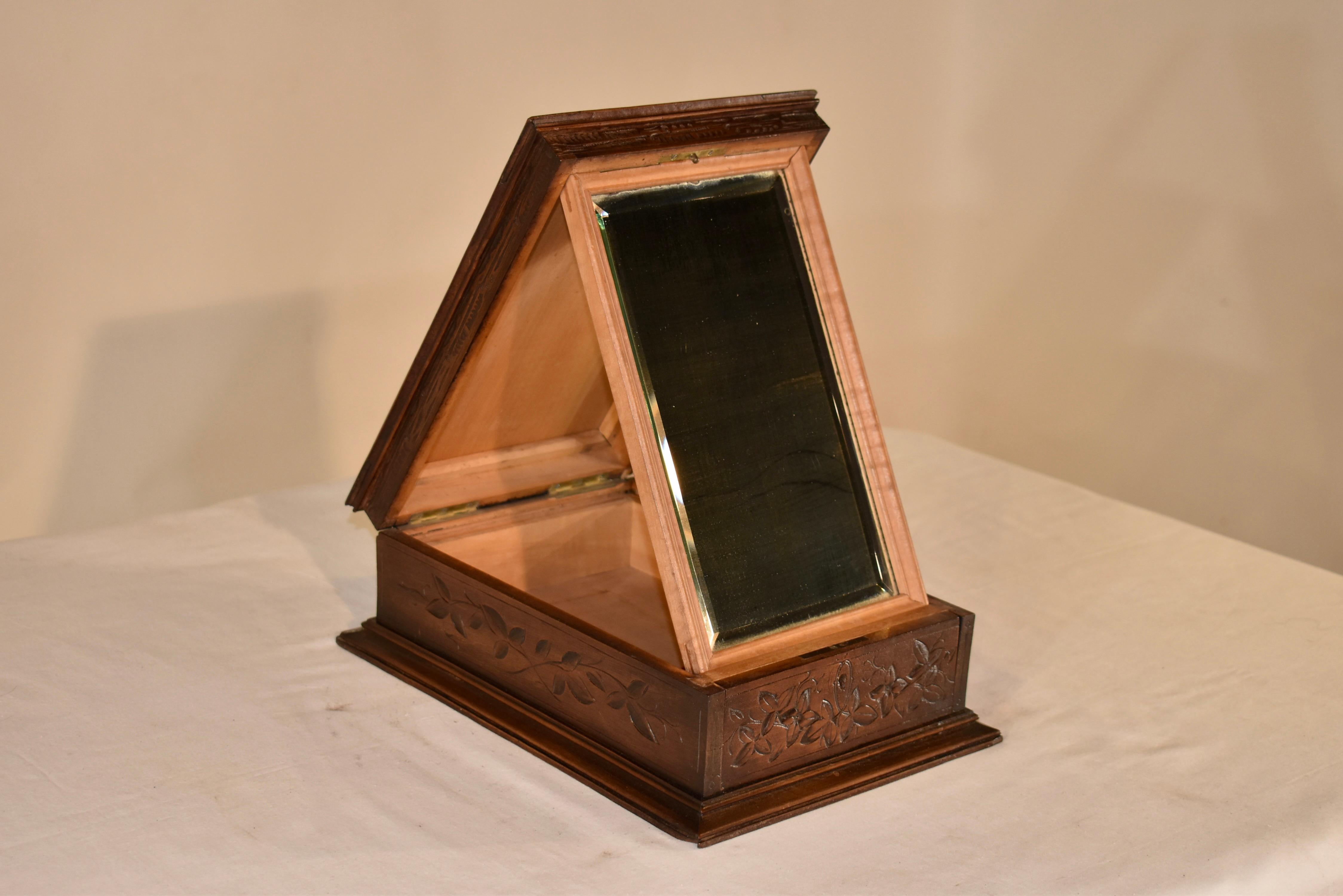 Miroir Coffret-bibliothèque du 19e siècle sculpté en Black Forest avec miroir en vente