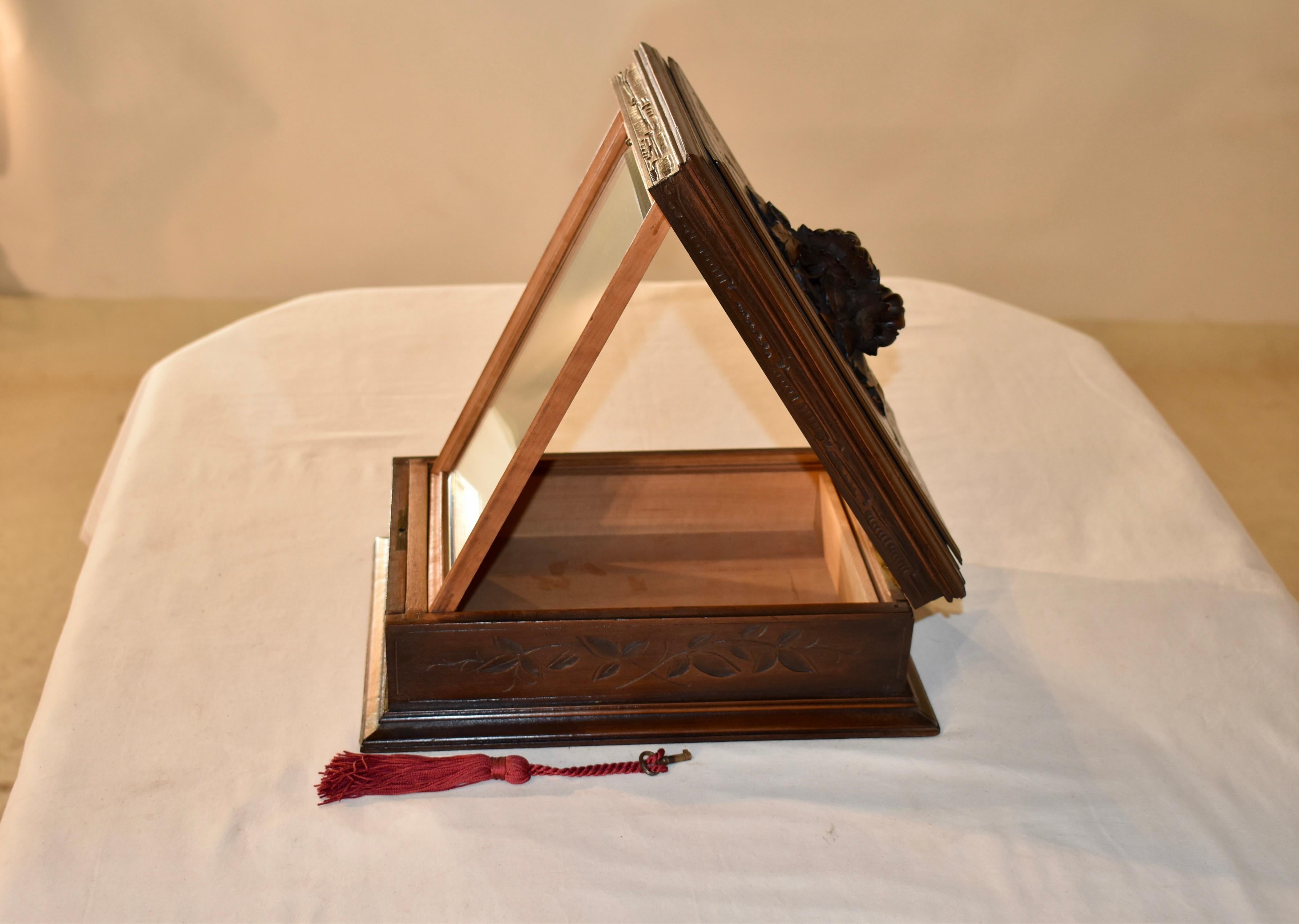 Coffret-bibliothèque du 19e siècle sculpté en Black Forest avec miroir en vente 1